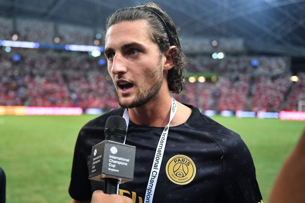 Adrien Rabiot sedang interview dengan wartawan