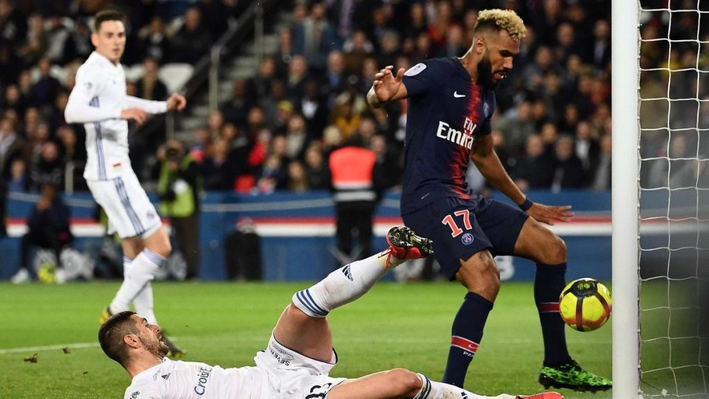 Momen saat Eric Choupo-Moting menahan bola yang akan masuk menjadi gol untuk PSG