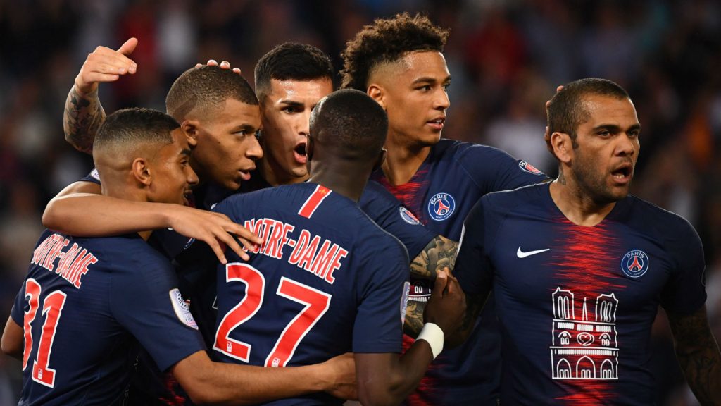 Para pemain PSG sedang merayakan gol yang dicetak oleh Kyilian Mbappe