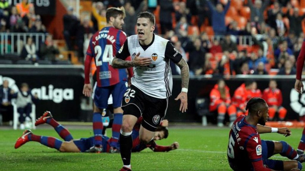 Momen saat Santiago Mina cetak gol ke gawang Levante