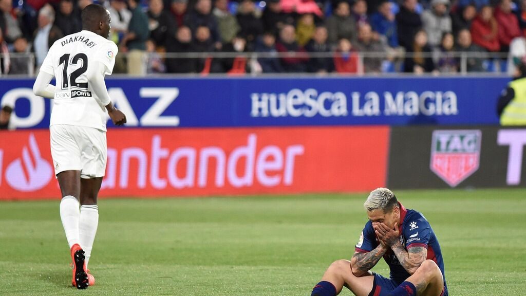 Valencia Lumat Huesca dengan skor 6-2