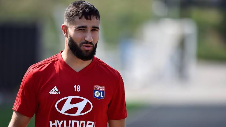 Klub asal kota Milan, AC Milan dikabarkan tengah menyiapkan langkah-langkah untuk bisa merekrut salah satu bintang muda Lyon. Siapa kalau bukan sosok Nabil Fekir yang menjadi perbincangan ramai media Italia. Rossoneri kali ini tidak main-main, setelah manajemen klub ditangani oleh Paulo Maldini dan Zvommir Boban. Kedua manajemen ini menginginkan untuk dapat menggaet dua pemain dengan yang cukup mumpuni kualitasnya. Salah satu yang paling dituju oleh Paulo Maldini adalah Nabil Fekir. Apalagi, sekarang ini AC Milan juga kedatangan nakhoda baru tungguhh Giampaolo yanumg akan menukangi Milan musim depan dengan harapan membawa tim asal Milan ini melenggang jauh di kompetisi domestik maupun internasional. Milan ternyata punya alasan sendiri untuk merekrut Nabil Fekir. Rossoneri menginginkan bahwa Fekir dapat menambah lini serang Milan. Sejauh ini lini serang Milan masih tumpul dan kurang memuaskan publik Milan. Agen Fekir rupanya dalam waktu dekat akan menawarkan proposal kepada pihak Milan. Sang pemain Nabil Fekir pun mempunyai minat untuk melanjutkan karirnya di Milan. Pasalnya Milan punya sejarah yang bagus dan pernah menembus Liga Champions Eropa secara berturut-turut pada era tahu 90an. Fekir bersama Lyon masih menyisakan kontrak selama satu tahun dan belum mendapatkan tawaran kontrak dari pihak Lyon. Sehingga pemain berusia 25 tahun ini ingin mencari tantangan klub baru. Beberapa waktu lalu klub yang berniat mendatangkan Nabil Fekir yaitu Liverpool. The Reds sudah lama sekali ingin menggunakan jasa pemain Timnas Prancis ini. Pada musim lalu Liverpool hampir saja mendapatkan Fekir, namun sayang Fekir masih belum mau bermain bersama Liverpool pada musim lalu. Dia lebih memilih bertahan di Lyon dan menghabiskan sisa kontraknya. Selain itu, Nabil Fekir juga tengah dilirik oleh raksasa Italia lainnya yaitu Juventus yang berminat mendatangkan pemain ini. Sebab, lini serang Bianconeri masih belum ada penggantinya setelah Paulo Dybala dikabarkan hengkang pada musim ini. Munculnya kabar pembeliannya Nabil Fekir membuat banyak fans Juventus berharap agar Nabil Fekir bisa didatangkan dari Lyon musim ini. Nabil Fekir sendiri rencananya akan dibanderol oleh Lyon berkisar 35 juta euro sampai 40 juta euro. Bersama Lyon penampilannya Fekir lumayan memuaskan. Walaupun sempat cedera pada musim lalu, namun ia bangkit dan dapat membuat 12 gol , 7 assist bagi Lyon pada musim lalu. Ia cukup produktif dan mampu menjadi deretan pemain yang mampu tampil impresif di Lyon pada musim lalu