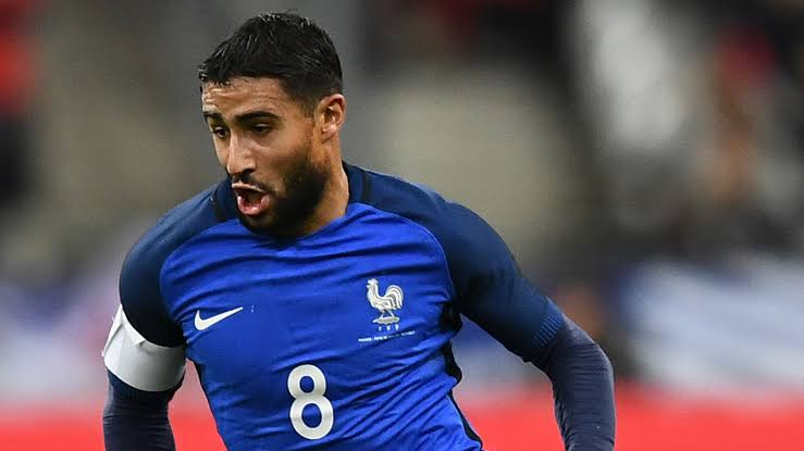 Klub asal kota Milan, AC Milan dikabarkan tengah menyiapkan langkah-langkah untuk bisa merekrut salah satu bintang muda Lyon. Siapa kalau bukan sosok Nabil Fekir yang menjadi perbincangan ramai media Italia. Rossoneri kali ini tidak main-main, setelah manajemen klub ditangani oleh Paulo Maldini dan Zvommir Boban. Kedua manajemen ini menginginkan untuk dapat menggaet dua pemain dengan yang cukup mumpuni kualitasnya. Salah satu yang paling dituju oleh Paulo Maldini adalah Nabil Fekir. Apalagi, sekarang ini AC Milan juga kedatangan nakhoda baru tungguhh Giampaolo yanumg akan menukangi Milan musim depan dengan harapan membawa tim asal Milan ini melenggang jauh di kompetisi domestik maupun internasional. Milan ternyata punya alasan sendiri untuk merekrut Nabil Fekir. Rossoneri menginginkan bahwa Fekir dapat menambah lini serang Milan. Sejauh ini lini serang Milan masih tumpul dan kurang memuaskan publik Milan. Agen Fekir rupanya dalam waktu dekat akan menawarkan proposal kepada pihak Milan. Sang pemain Nabil Fekir pun mempunyai minat untuk melanjutkan karirnya di Milan. Pasalnya Milan punya sejarah yang bagus dan pernah menembus Liga Champions Eropa secara berturut-turut pada era tahu 90an. Fekir bersama Lyon masih menyisakan kontrak selama satu tahun dan belum mendapatkan tawaran kontrak dari pihak Lyon. Sehingga pemain berusia 25 tahun ini ingin mencari tantangan klub baru. Beberapa waktu lalu klub yang berniat mendatangkan Nabil Fekir yaitu Liverpool. The Reds sudah lama sekali ingin menggunakan jasa pemain Timnas Prancis ini. Pada musim lalu Liverpool hampir saja mendapatkan Fekir, namun sayang Fekir masih belum mau bermain bersama Liverpool pada musim lalu. Dia lebih memilih bertahan di Lyon dan menghabiskan sisa kontraknya. Selain itu, Nabil Fekir juga tengah dilirik oleh raksasa Italia lainnya yaitu Juventus yang berminat mendatangkan pemain ini. Sebab, lini serang Bianconeri masih belum ada penggantinya setelah Paulo Dybala dikabarkan hengkang pada musim ini. Munculnya kabar pembeliannya Nabil Fekir membuat banyak fans Juventus berharap agar Nabil Fekir bisa didatangkan dari Lyon musim ini. Nabil Fekir sendiri rencananya akan dibanderol oleh Lyon berkisar 35 juta euro sampai 40 juta euro. Bersama Lyon penampilannya Fekir lumayan memuaskan. Walaupun sempat cedera pada musim lalu, namun ia bangkit dan dapat membuat 12 gol , 7 assist bagi Lyon pada musim lalu. Ia cukup produktif dan mampu menjadi deretan pemain yang mampu tampil impresif di Lyon pada musim lalu