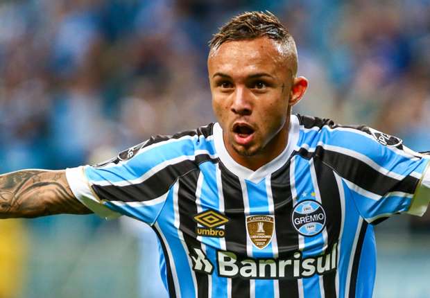 Everton Soares Diincar Arsenal dan Manchester United