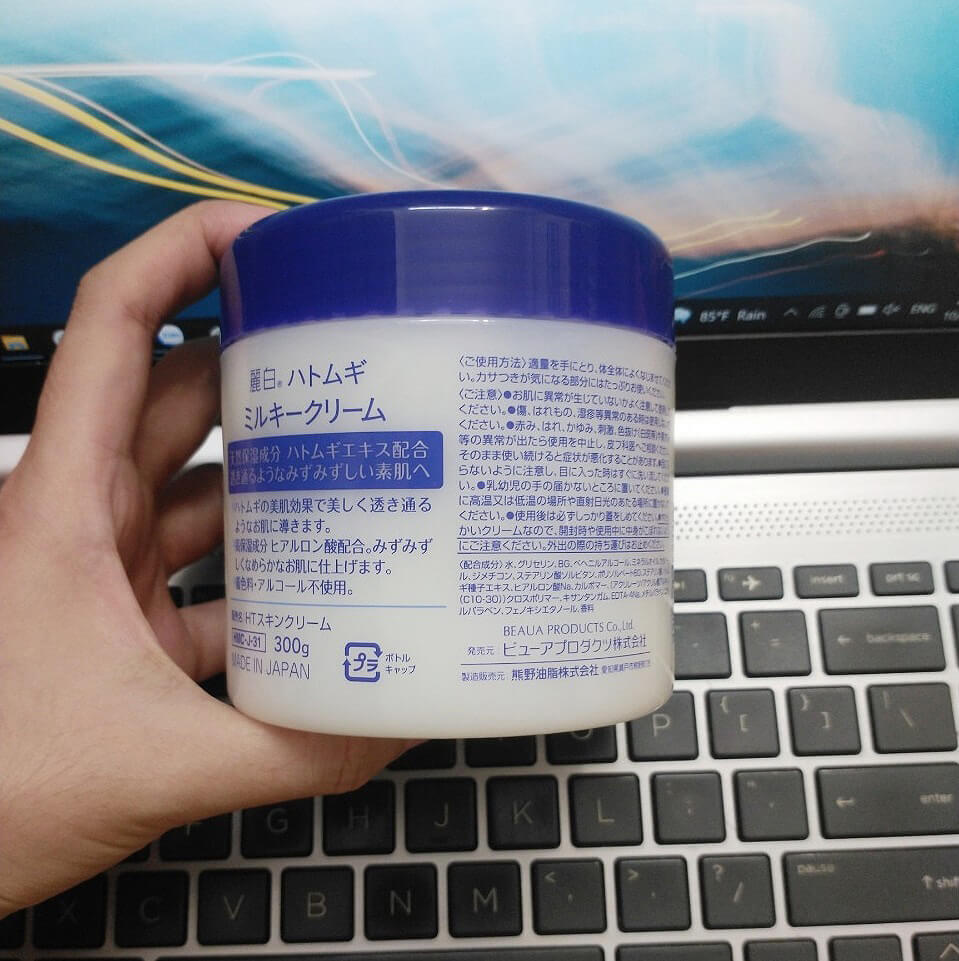 Review kem dưỡng thể Hatomugi - Da mịn hơn thấy rõ, còn hiệu quả dưỡng trắng thì... Sản phẩm 300g này là kem dưỡng ẩm dành cho cơ thể, hiệu quả không thất vọng, lưu lại cảm giác mềm mại trên da.