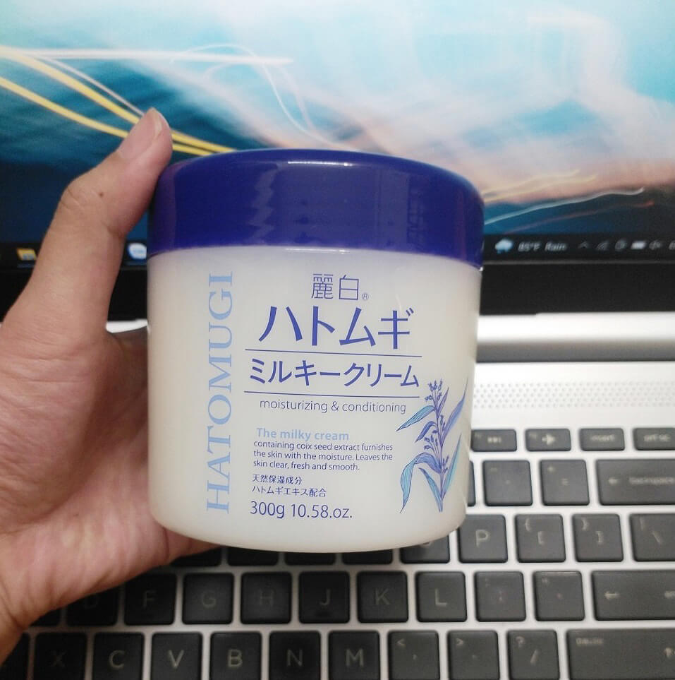 Review kem dưỡng thể Hatomugi: Sản phẩm 300g giúp dưỡng ẩm cơ thể, mang lại làn da mịn màng hơn. Kem dưỡng trắng da hứa hẹn hiệu quả, phù hợp với những ai tìm kiếm review mỹ phẩm chất lượng.