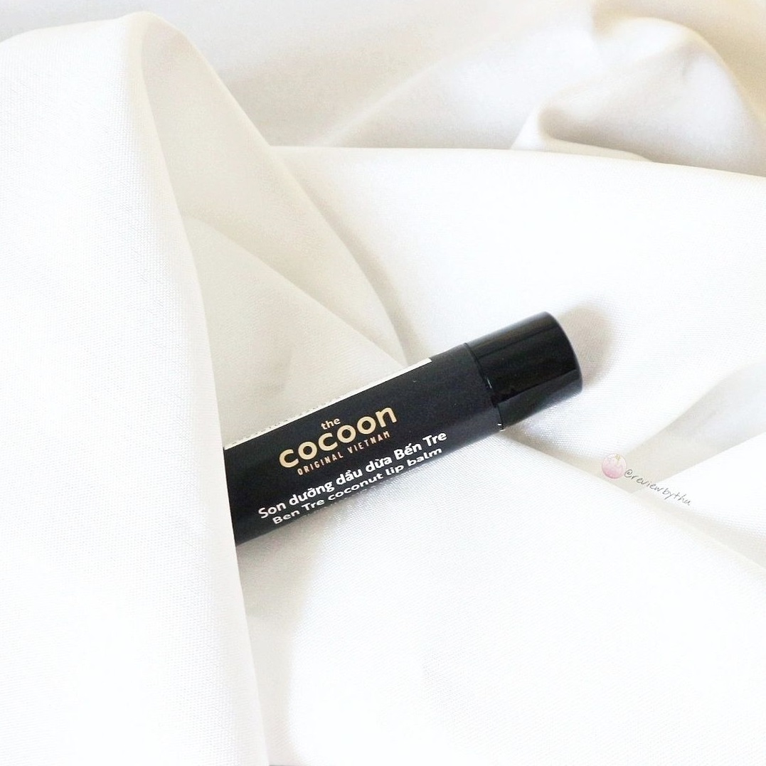 Son dưỡng dầu dừa Bến Tre từ Cocoon, thương hiệu nổi tiếng trong lĩnh vực mỹ phẩm Việt Nam. Bài viết review son dưỡng môi và các sản phẩm khác từ Cocoon với chất lượng tốt và giá cả phải chăng, phù hợp với mọi tín đồ làm đẹp.