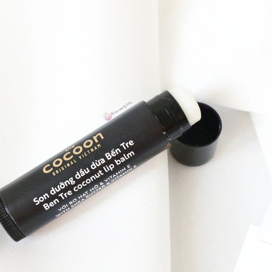 Son dưỡng dầu dừa Bến Tre Cocoon, chất lượng tốt với giá cả hợp lý, phù hợp cho những ai yêu thích mỹ phẩm tự nhiên. Review son dưỡng môi Cocoon giúp giữ ẩm và làm mềm môi, lý tưởng cho mùa hanh khô.