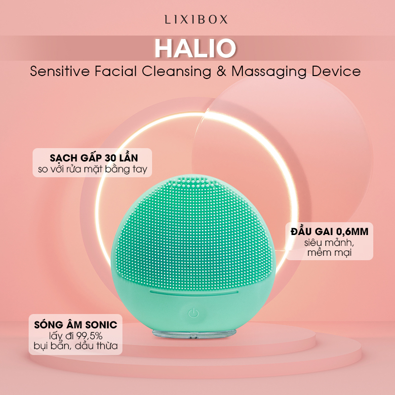 Máy rửa mặt Halio thiết kế nhã nhặn với đầu gai 0,6mm siêu mảnh, sử dụng sóng âm Sonic giúp làm sạch da gấp 30 lần so với rửa mặt bằng tay, tiết kiệm thời gian và hiệu quả cho quy trình chăm sóc da tại nhà.