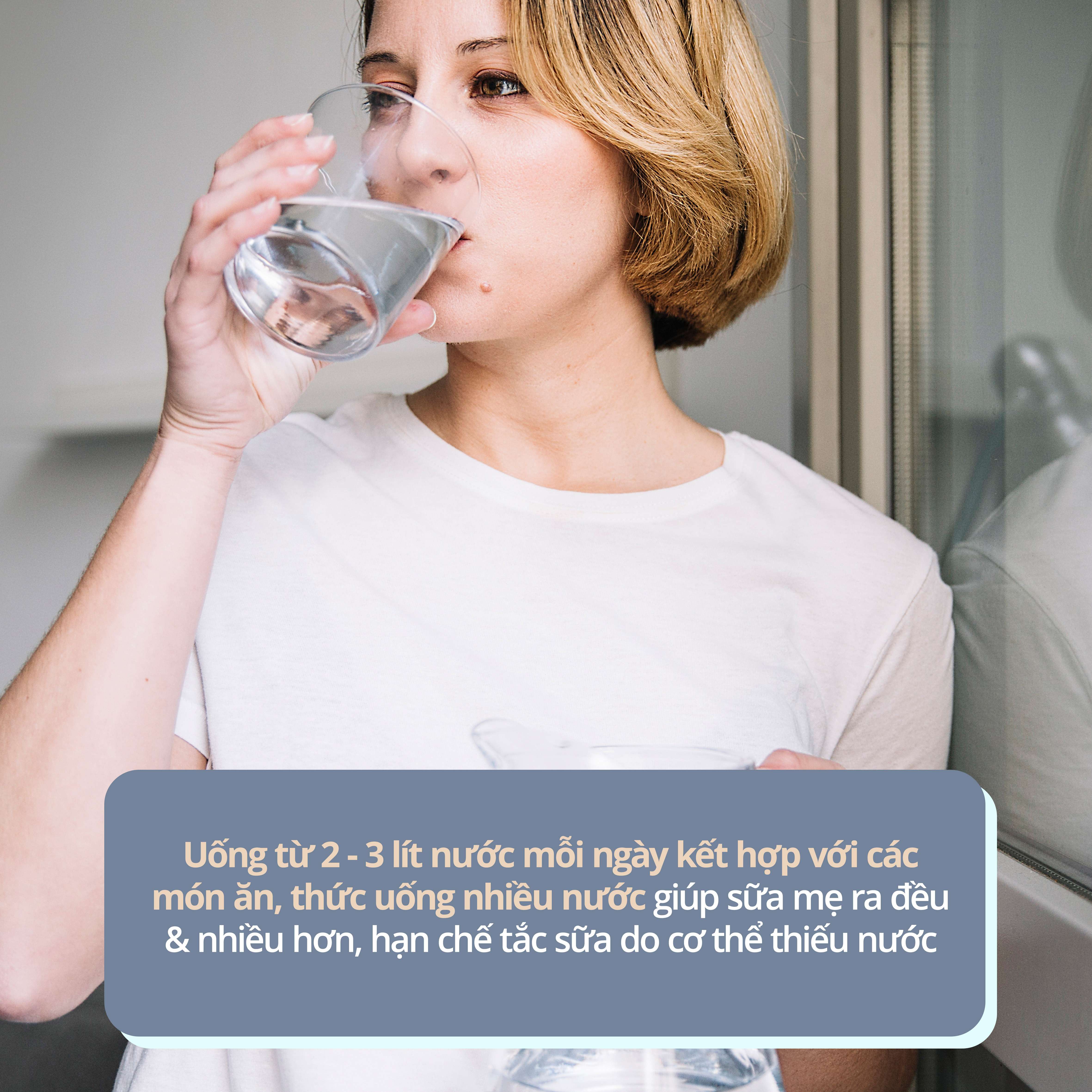 Uống từ 2 - 3 lít nước mỗi ngày kết hợp với các món ăn, thức uống nhiều nước giúp sữa mẹ ra đều & nhiều hơn, hạn chế tắc sữa do cơ thể thiếu nước. Bài viết hướng dẫn bí quyết giúp kích thích sữa mẹ cho mẹ bỉm.