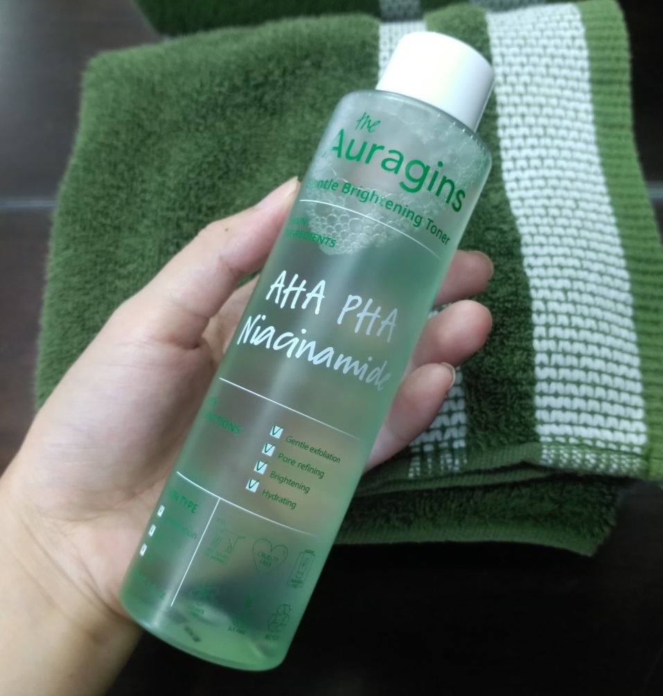 Review nước cân bằng The Auragins cho da dầu mụn, toner chứa AHA-PHA giúp tẩy tế bào chết nhẹ nhàng, làm sáng da hiệu quả. Trải nghiệm đầu tiên cùng toner cải thiện tình trạng da sần sùi, xỉn màu sau những đêm thức khuya.