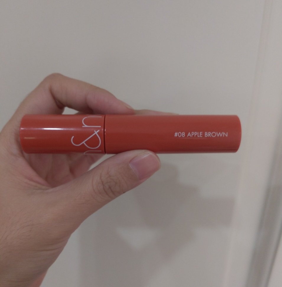 Son Romand Juicy Lasting Tint màu #08 Apple Brown, sản phẩm thích hợp cho môi khô, được nhiều nàng yêu thích. Trong bài review mỹ phẩm này, tác giả chia sẻ trải nghiệm sử dụng và lý do để các bạn cân nhắc tậu sản phẩm này vào bộ sưu tập.