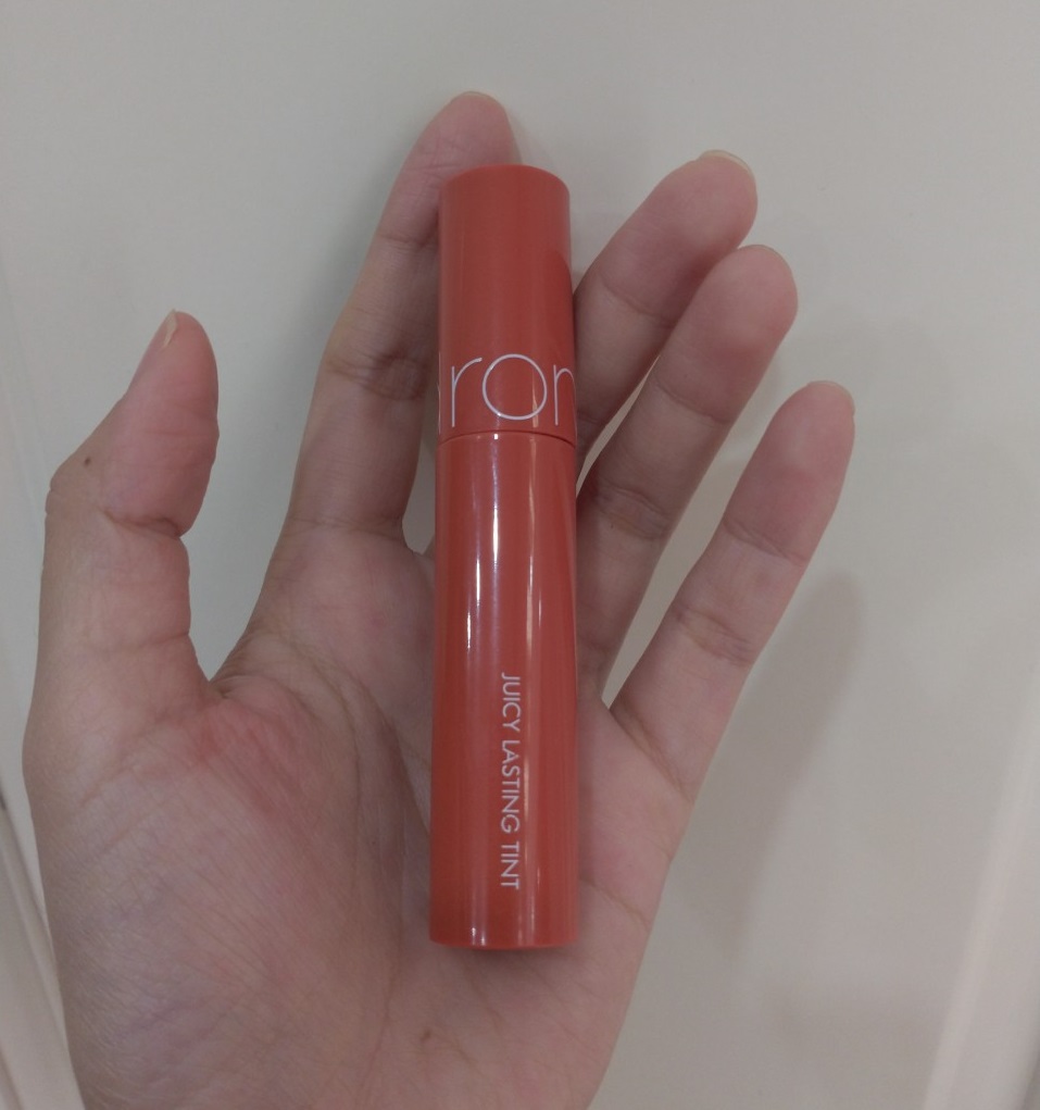 Son Romand Juicy Lasting Tint được review với khả năng giữ màu và độ ẩm, thích hợp cho mùa hè và đông. Bài viết chia sẻ cảm nhận về sản phẩm giúp các nàng có làn môi khô lựa chọn phù hợp.