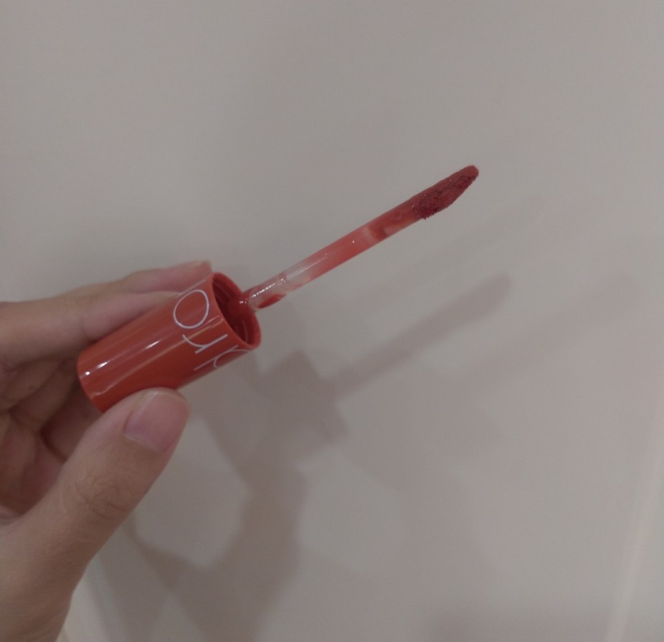 Review Romand Juicy Lasting Tint - dòng son "mùa hè" nhưng lại thích hợp cho cả mùa đông. Bài viết bao gồm cảm nhận về khả năng giữ ẩm của son, dành cho những nàng có môi khô và bong tróc, kèm theo lý do vì sao nên thử sản phẩm này.