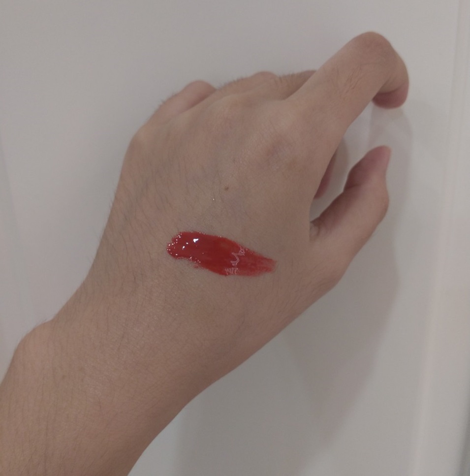 Hình ảnh swatch của son Romand Juicy Lasting Tint trên tay, thể hiện màu sắc rực rỡ. Bài review mỹ phẩm này nói về cảm nhận và trải nghiệm của người dùng với dòng son kem ẩm mượt, thích hợp cho mùa đông.