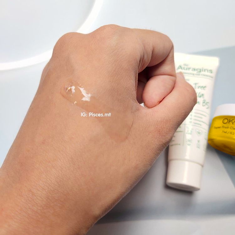 Bộ đôi sản phẩm double cleansing gồm sáp tẩy trang lành tính và gel rửa mặt The Auragins trên tay, giúp làm sạch sâu và mang lại làn da căng mướt. Đây là lý do mình yêu thích và review mỹ phẩm này.