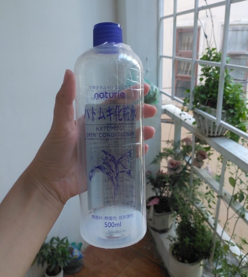 Chai tinh chất dưỡng da Naturie Hatomugi Skin Conditioner 500ml trong tay, phù hợp cho skincare routine vào buổi sáng. Sản phẩm giúp cải thiện tình trạng da dầu và hỗn hợp, mang lại làn da mịn màng và sáng hơn.