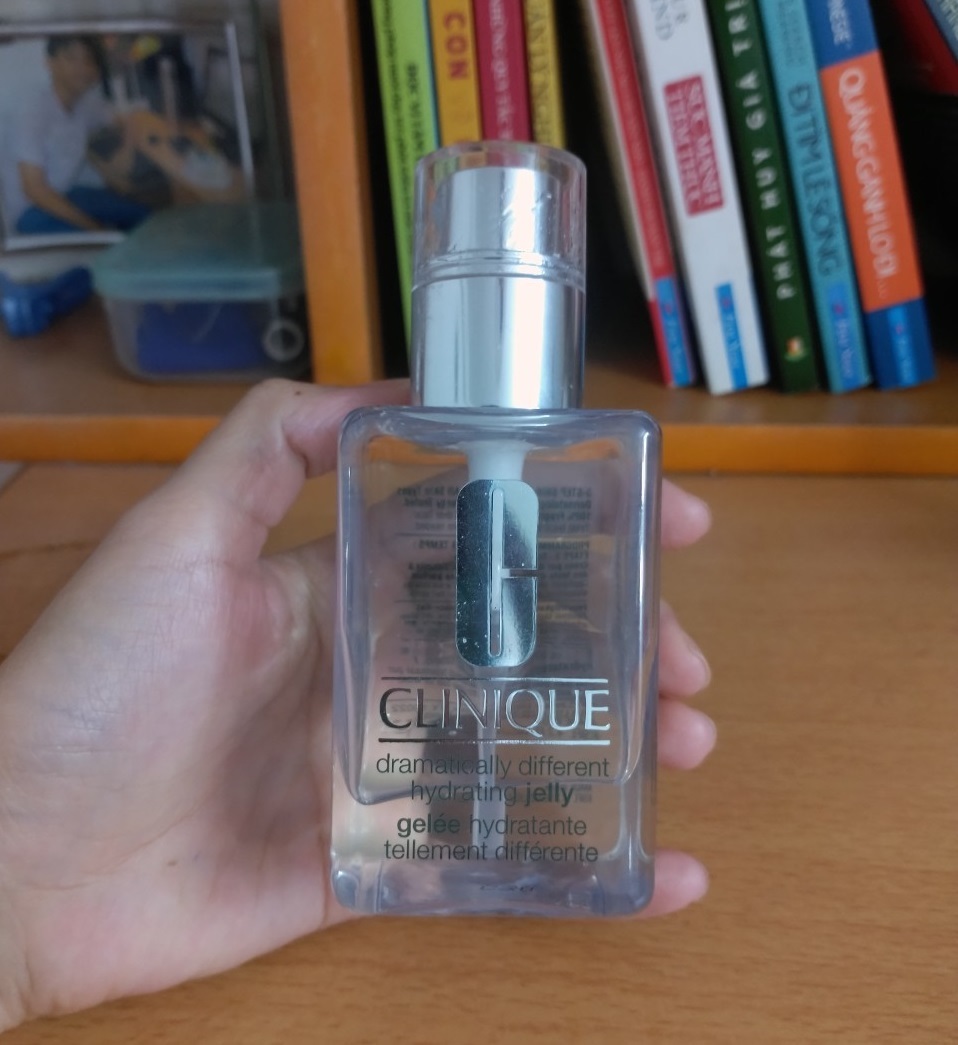 Sản phẩm dưỡng da Clinique Dramatically Different Hydrating Jelly, lý tưởng cho quy trình skincare buổi sáng dành cho da hỗn hợp thiên dầu. Chia sẻ review mỹ phẩm và skincare routine cho da hỗn hợp.