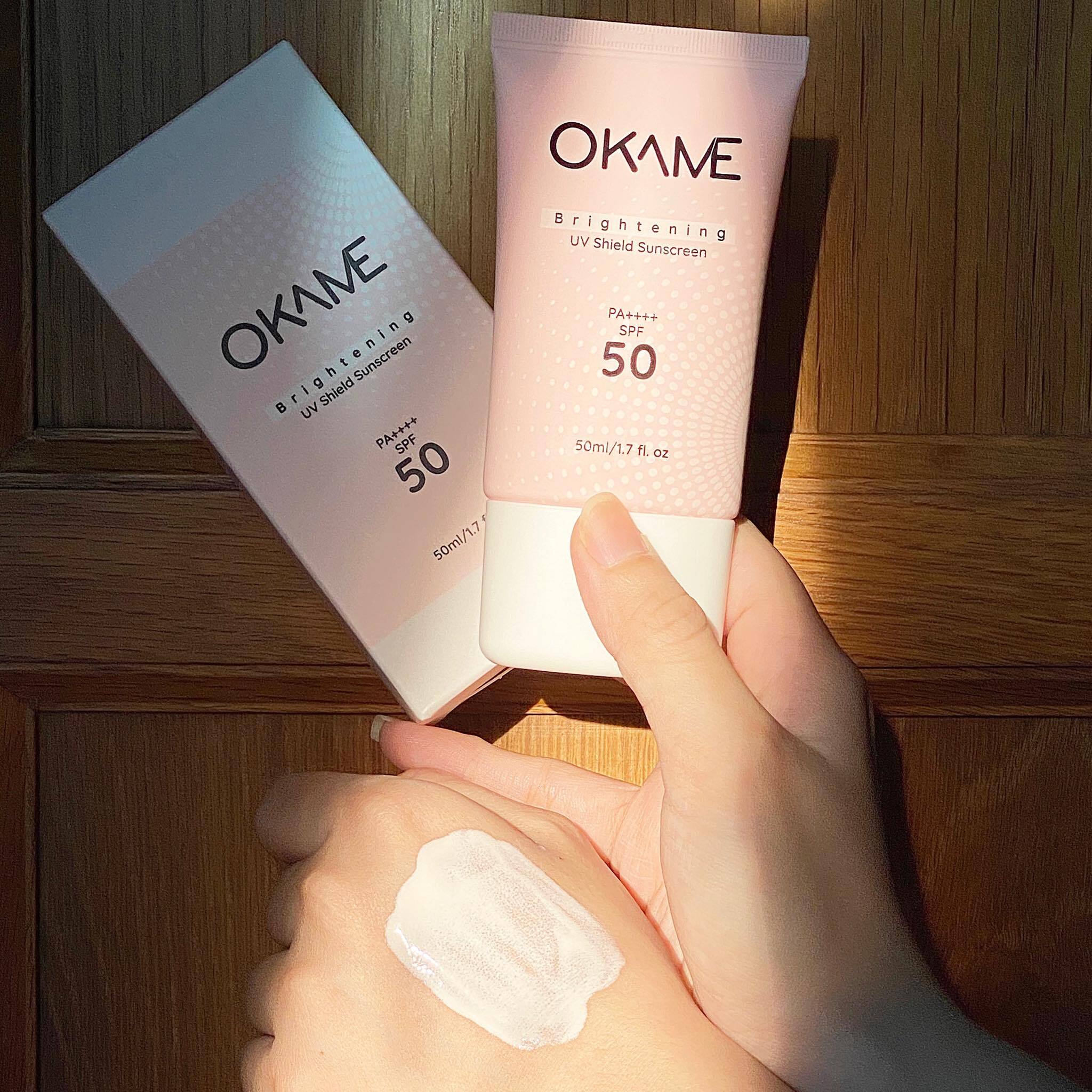 Cô nàng chia sẻ quy trình skincare lý tưởng buổi sáng với sản phẩm kem chống nắng OKAME Brightening UV Shield SPF 50, phù hợp cho da hỗn hợp thiên dầu. Các bạn có thể tham khảo review mỹ phẩm và dưỡng da vào buổi sáng hiệu quả.