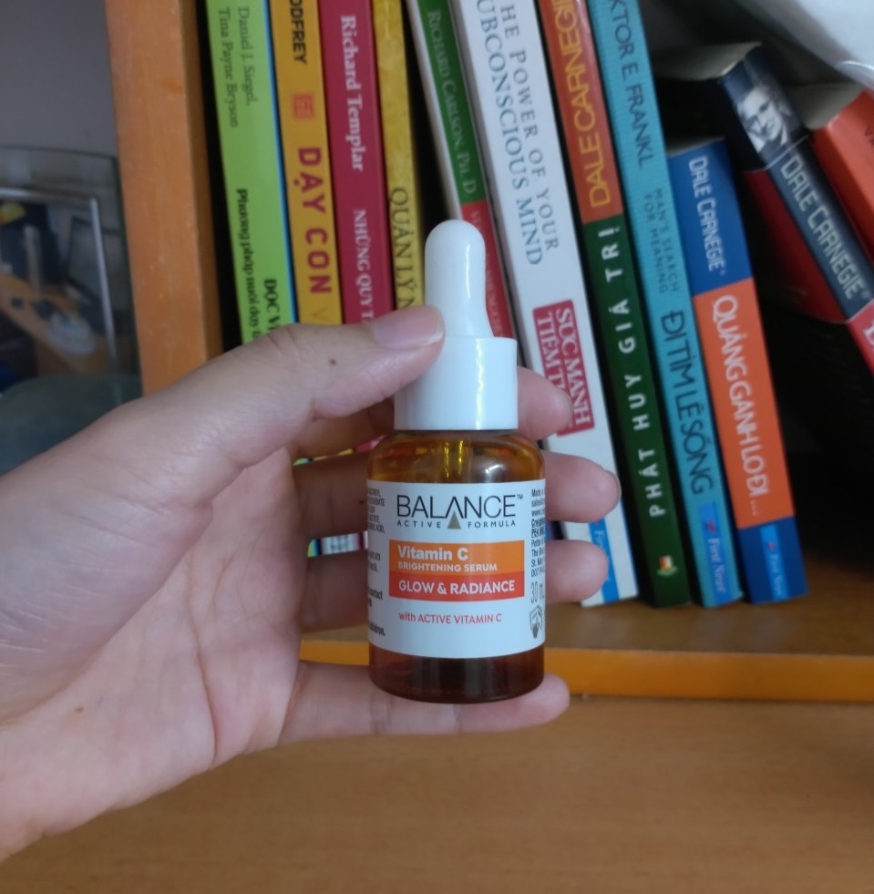 Serum vitamin C Balance Active Formula được giới thiệu trong bài viết về quy trình skincare buổi sáng lý tưởng cho da hỗn hợp thiên dầu. Bài viết chia sẻ kinh nghiệm và sản phẩm giúp cải thiện tình trạng da, thích hợp cho nàng nghiện dưỡng da.