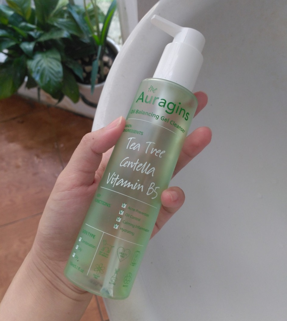 Sản phẩm Auragins Oil Balancing Gel Cleanser với thành phần chiết xuất từ tràm trà, Centella và Vitamin B5, thích hợp cho da hỗn hợp thiên dầu. Cách chăm sóc da vào buổi sáng, review mỹ phẩm giúp kiểm soát dầu và làm dịu da.