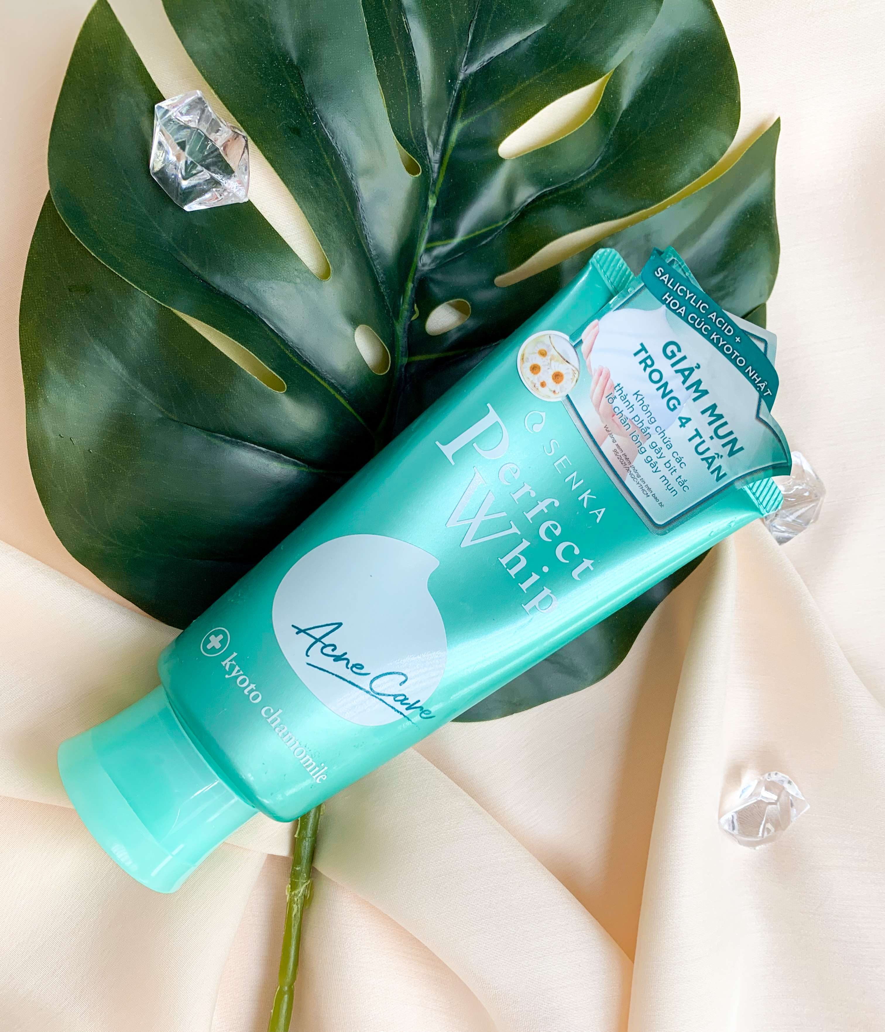 Sữa rửa mặt Senka Perfect Whip Acne Care, chuyên dụng cho da dầu mụn, giúp giảm mụn hiệu quả. Bài review chia sẻ trải nghiệm sử dụng sản phẩm này với giá cả phải chăng của sinh viên.