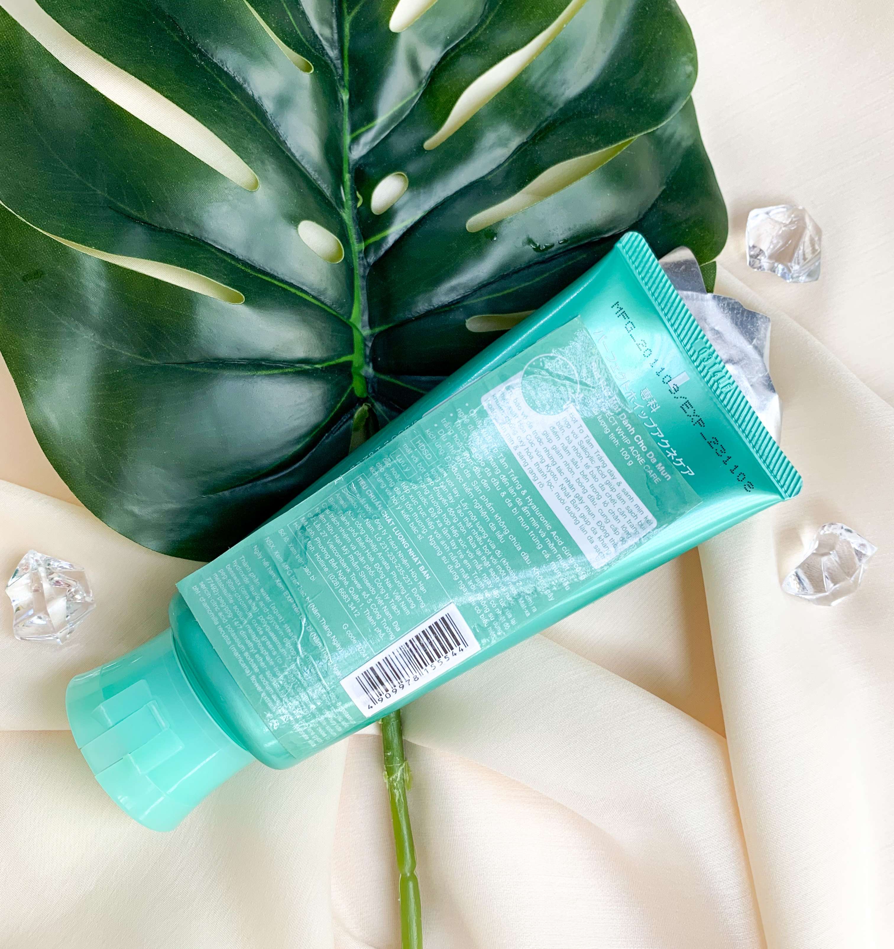 Sữa rửa mặt trị mụn Senka Perfect Whip Acne Care cho da dầu mụn, liệu sản phẩm bình dân có làm khô da như lời đồn? Đọc review mỹ phẩm để biết thêm chi tiết về hiệu quả và độ an toàn của sản phẩm này.
