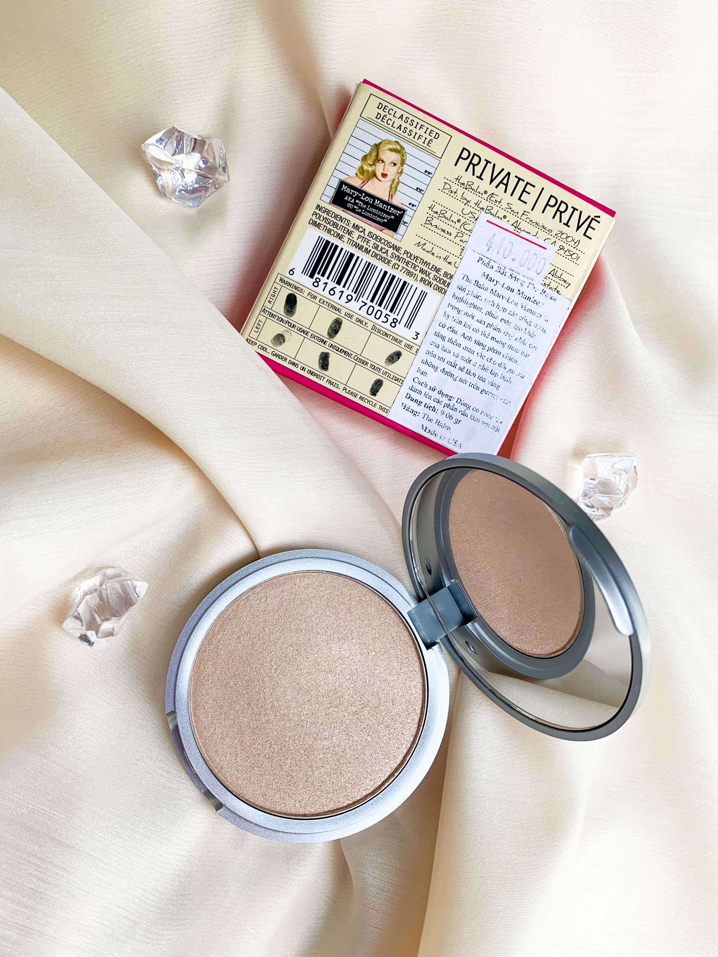 Phấn bắt sáng The Balm - Mary-Lou Manizer, sản phẩm yêu thích trong makeup, chất lượng tuyệt vời theo đánh giá mỹ phẩm. Khám phá lý do sản phẩm này được yêu thích như vậy trong review chi tiết!