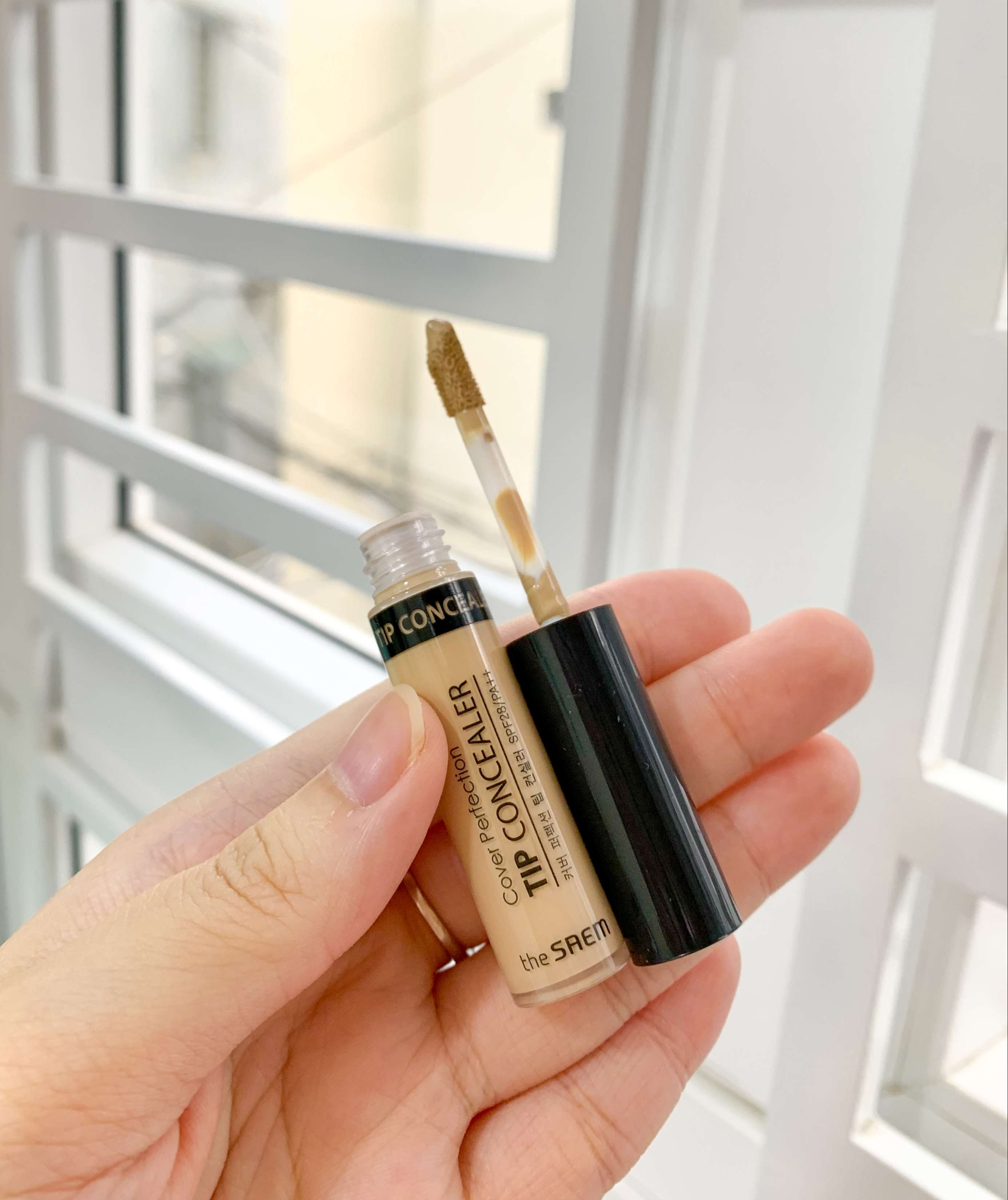 Review kem che khuyết điểm The Saem - Cô nàng "lười" trang điểm từ khi có concealer. Khám phá chất lượng kem che khuyết điểm tự nhiên từ The Saem giá hợp lý, lý tưởng cho những ai yêu thích làm đẹp mà không mất nhiều thời gian.