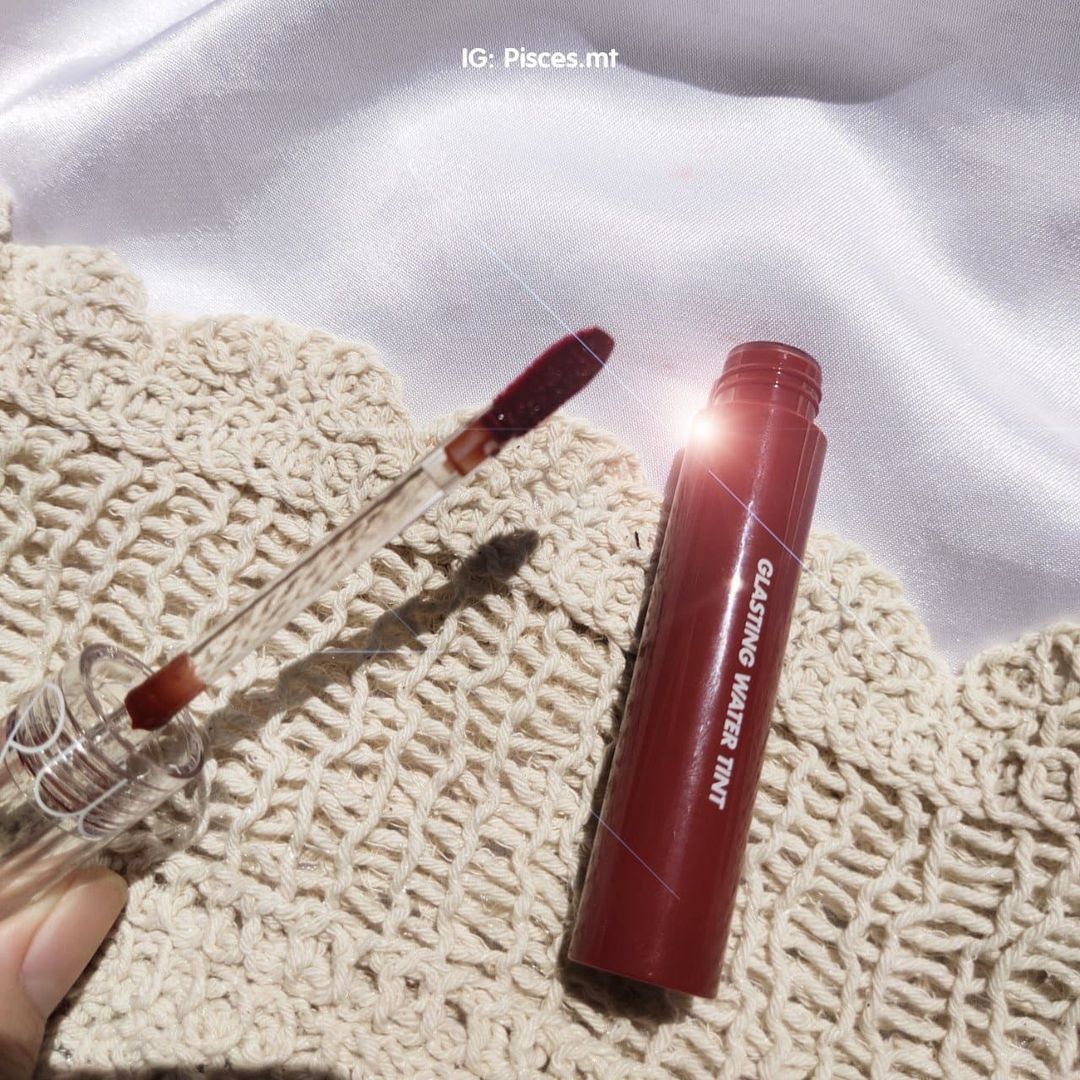 Son Romand Glasting Water Tint được nhắc đến trong bài đánh giá, mang lại sự tươi trẻ cho cô nàng yêu thích mỹ phẩm Hàn Quốc. Sản phẩm phù hợp cho môi khô, hứa hẹn mang lại màu sắc và độ bóng tự nhiên.