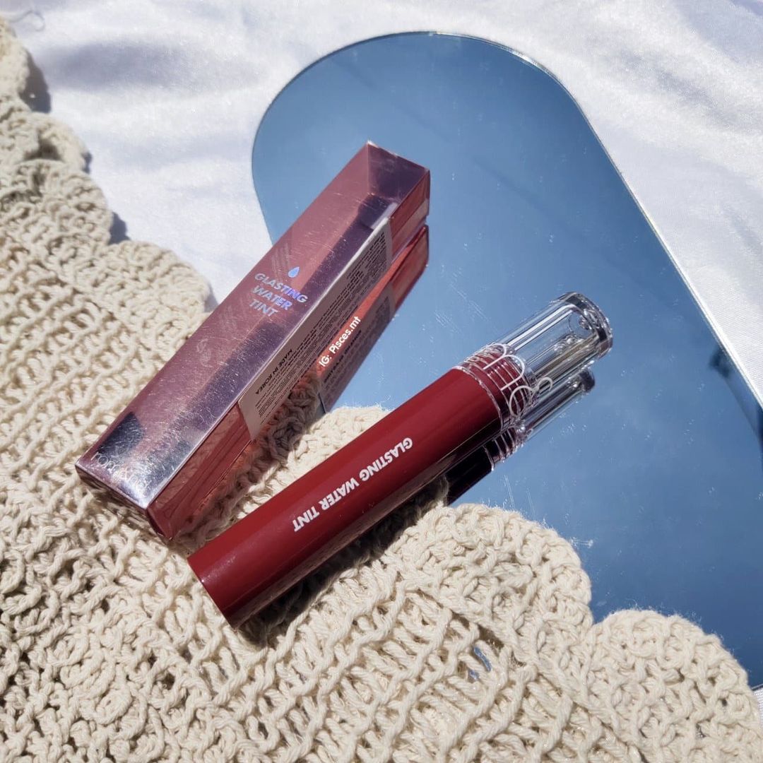 Bài viết "Review Romand Glasting Water Tint" giới thiệu sản phẩm son môi Hàn Quốc phù hợp cho bạn gái muốn làm mới bản thân với lớp son bóng, đặc biệt cho môi khô. Khám phá chi tiết trải nghiệm và đánh giá sản phẩm!