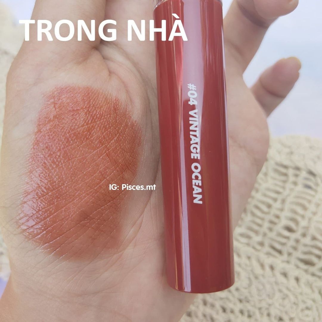Son Romand Glasting Water Tint #04 Vintage Ocean được thử nghiệm trên tay với kết cấu mịn màng, phù hợp dành cho môi khô. Bài viết review mỹ phẩm này mang đến cái nhìn chân thật về sản phẩm, giúp bạn lựa chọn son tint Hàn Quốc tốt.