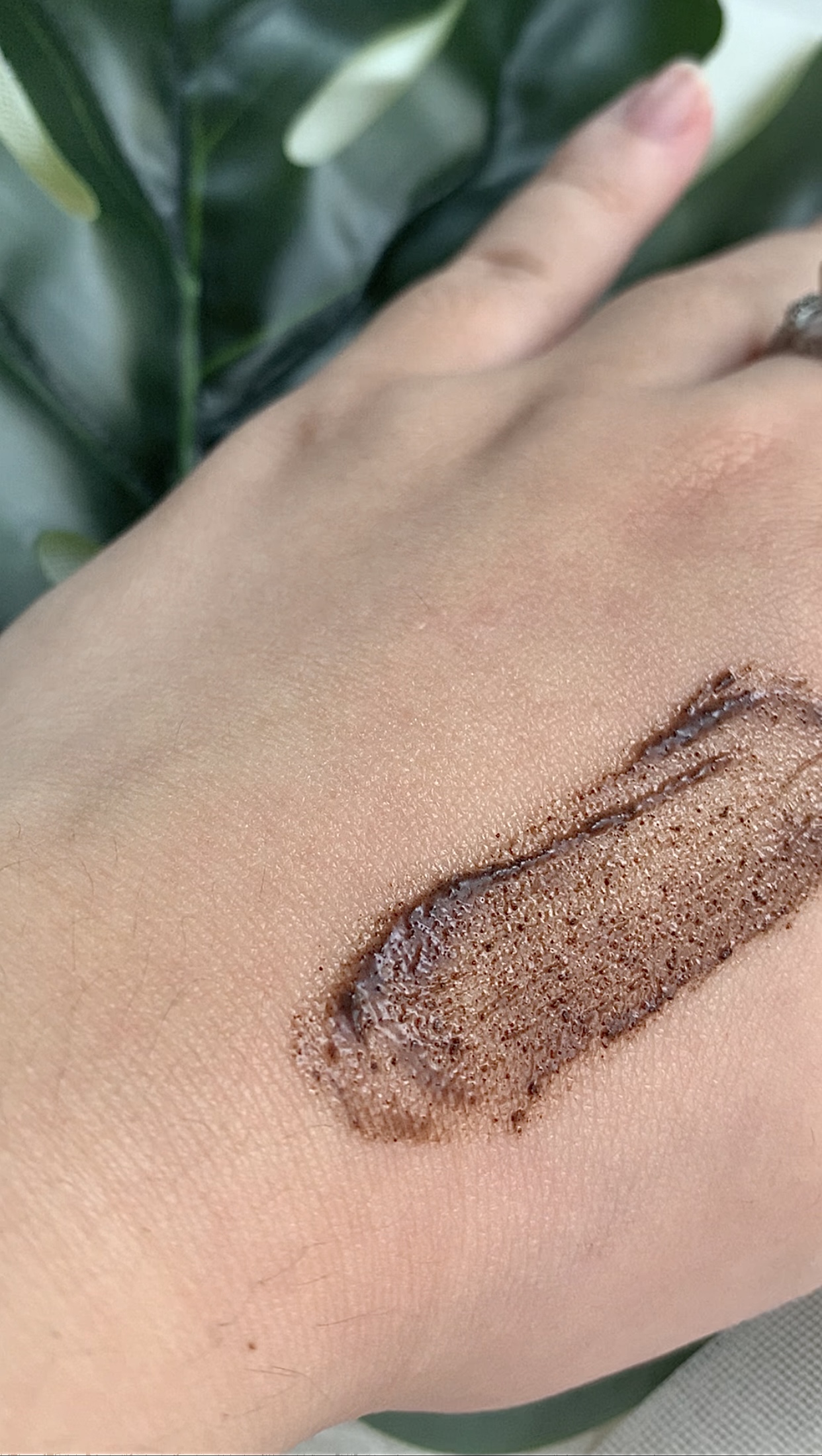 Tẩy tế bào chết môi The Cocoon Dak Lak Coffee Lip Scrub với giá 68k nhận nhiều đánh giá 5*. Bài viết này đề cập đến mỹ phẩm thuần chay của thương hiệu Việt, và lý do sản phẩm này luôn 'cháy hàng' tại Lixibox.