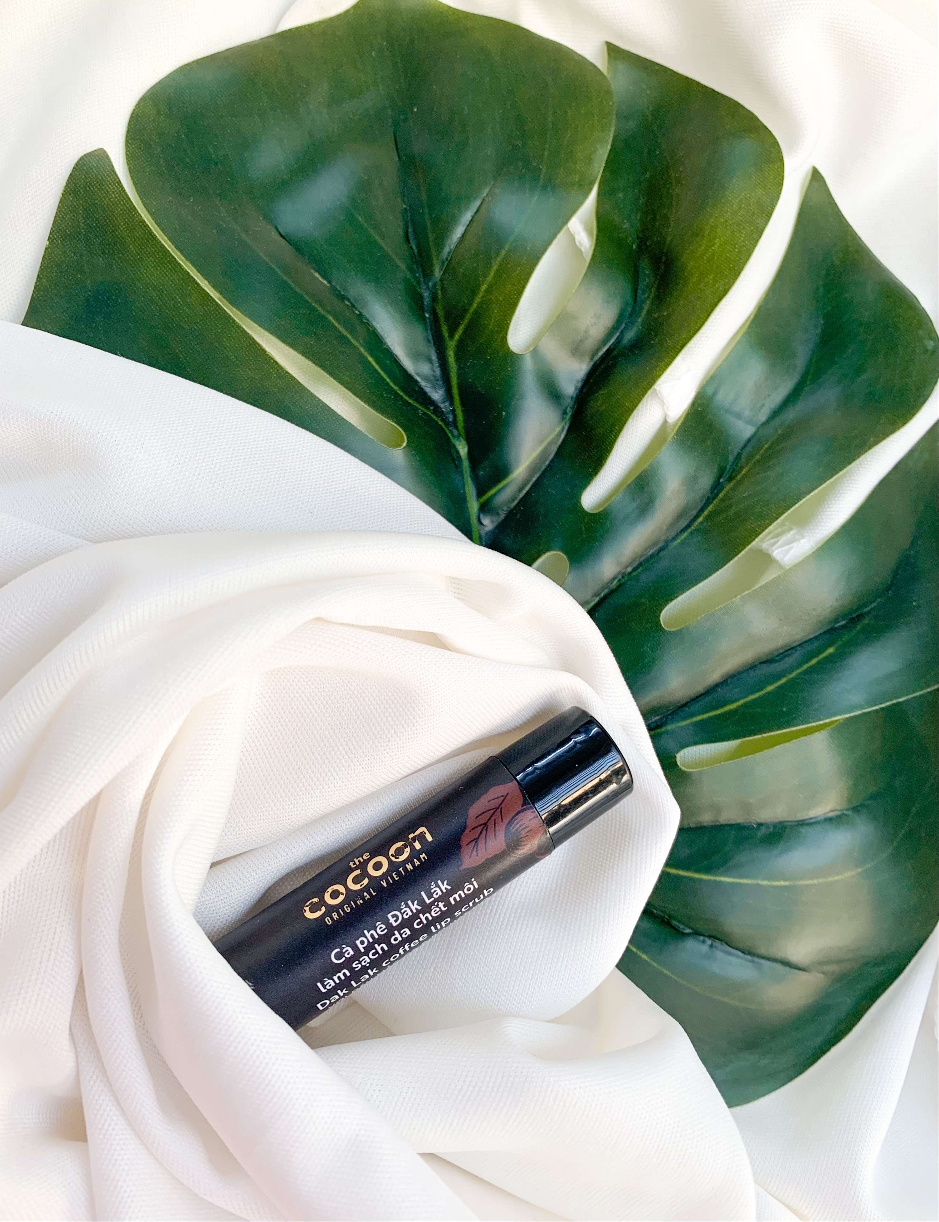 Chiếc tẩy tế bào chết môi The Cocoon Dak Lak Coffee Lip Scrub giá 68k được đánh giá cao với 5* tại Lixibox. Mỹ phẩm thuần chay Việt Nam được yêu thích cho sự hiệu quả và an toàn cho làn môi.
