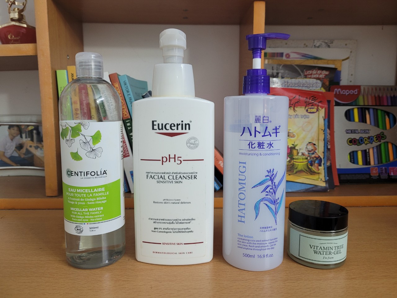 Bộ sản phẩm skincare buổi tối gồm nước tẩy trang Centifolia, sữa rửa mặt Eucerin, lotion Hatomugi, và kem dưỡng I'm from Vitamin Tree. Tự tin dưỡng da bình dân giá dưới 1 triệu, phù hợp cho làn da nhạy cảm. Cùng xem review mỹ phẩm và các sản phẩm dưỡng ẩm hiệu quả!