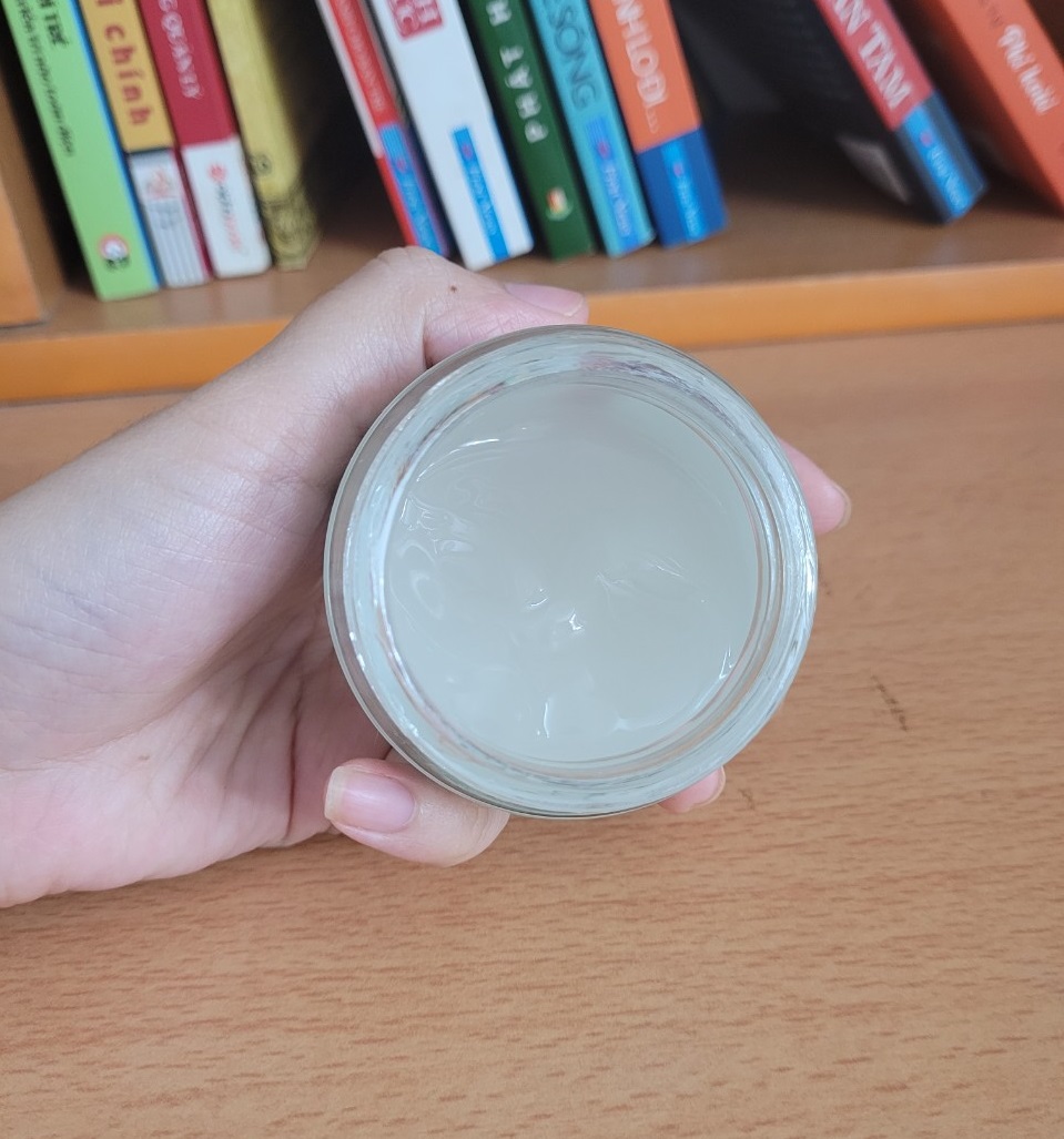 Cô nàng chia sẻ skincare routine buổi tối với 4 sản phẩm dưới 1 triệu, nhấn mạnh về review mỹ phẩm, sữa rửa mặt Eucerin, kem dưỡng I'm From Vitamin Tea Tree, và lotion Nhật Bản Hatomugi. Mỗi sản phẩm đều mang đến sự hiệu quả và tiết kiệm cho làn da.