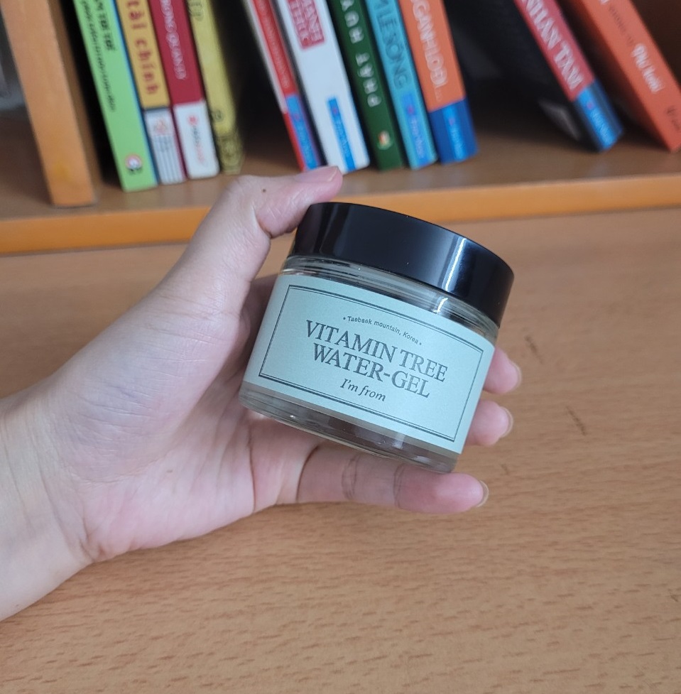 Cô nàng chia sẻ về skincare routine buổi tối với 4 sản phẩm giá sinh viên, trong đó có kem dưỡng Vitamin Tree Water-Gel của I'm from, tổng chi phí chưa tới 1 triệu, giúp làn da láng mịn chỉ sau 1 tháng.