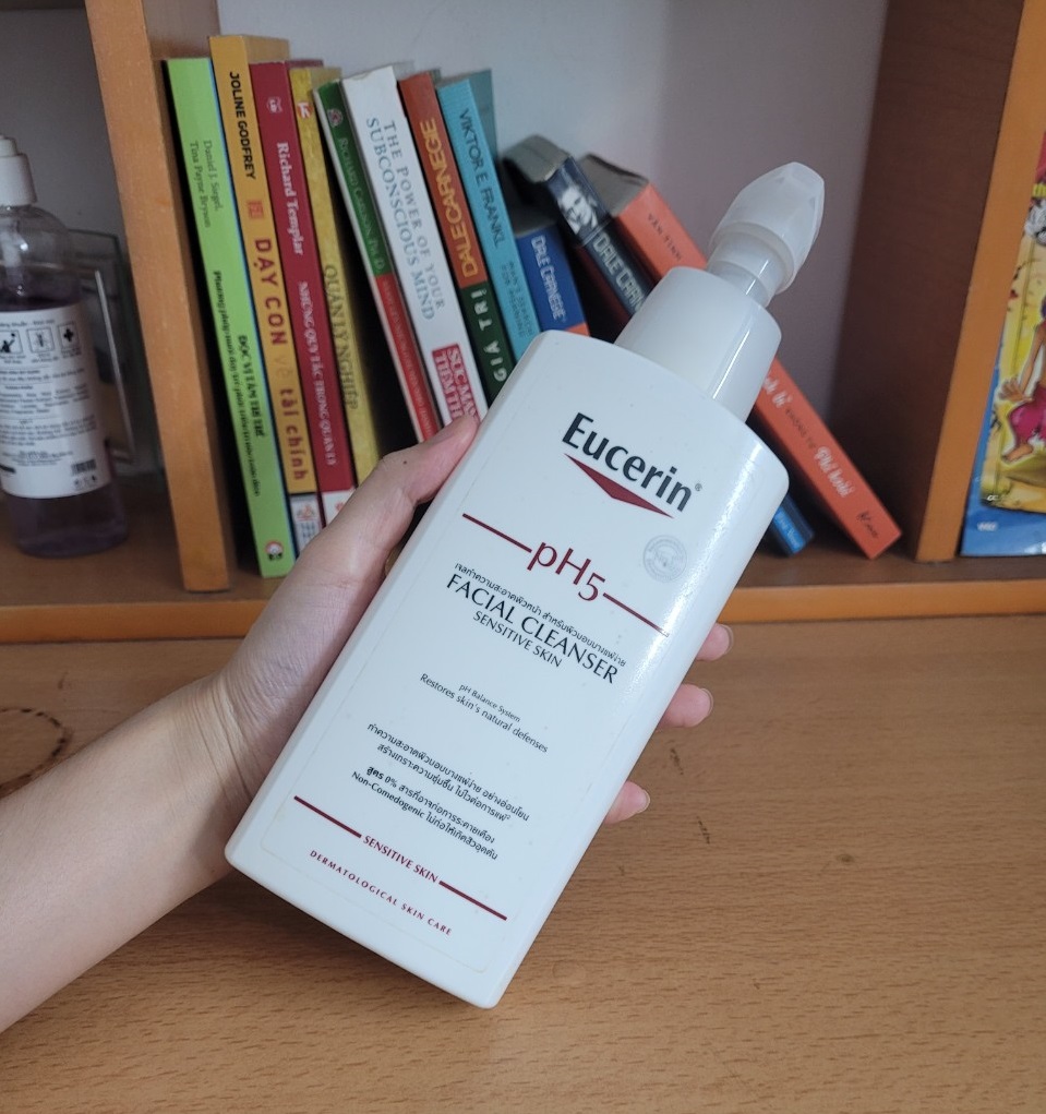 Sữa rửa mặt Eucerin pH5 cho da nhạy cảm, một trong bốn sản phẩm nằm trong skincare routine buổi tối chi phí dưới 1 triệu của cô nàng mới ra trường, tiết kiệm phù hợp với sinh viên, đồng thời cung cấp review mỹ phẩm, giúp da láng mịn sau 1 tháng.