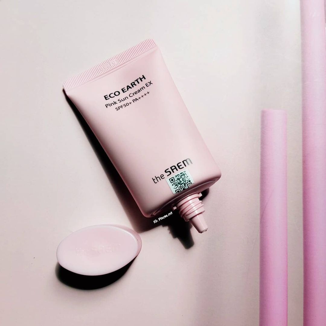 Kem chống nắng The Saem Eco Earth Pink Sun Cream EX với SPF50+ PA++++ trong bài review mỹ phẩm. Người dùng chia sẻ hiệu quả bất ngờ từ sản phẩm giá dưới 150k, làm nổi bật mẫu mã dễ thương và lợi ích làn da khi sử dụng.
