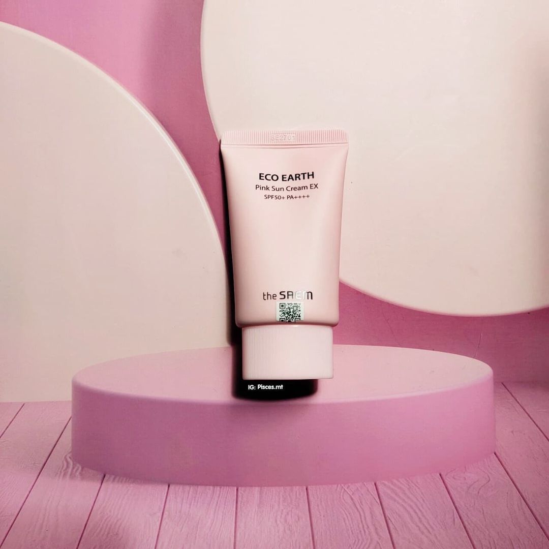 Kem chống nắng The Saem Eco Earth Pink Sun Cream EX, SPF50+ PA++++, được nhiều người yêu thích trong giới làm đẹp. Bài viết chia sẻ review mỹ phẩm và đánh giá kem chống nắng The Saem hồng có hiệu quả hay không.