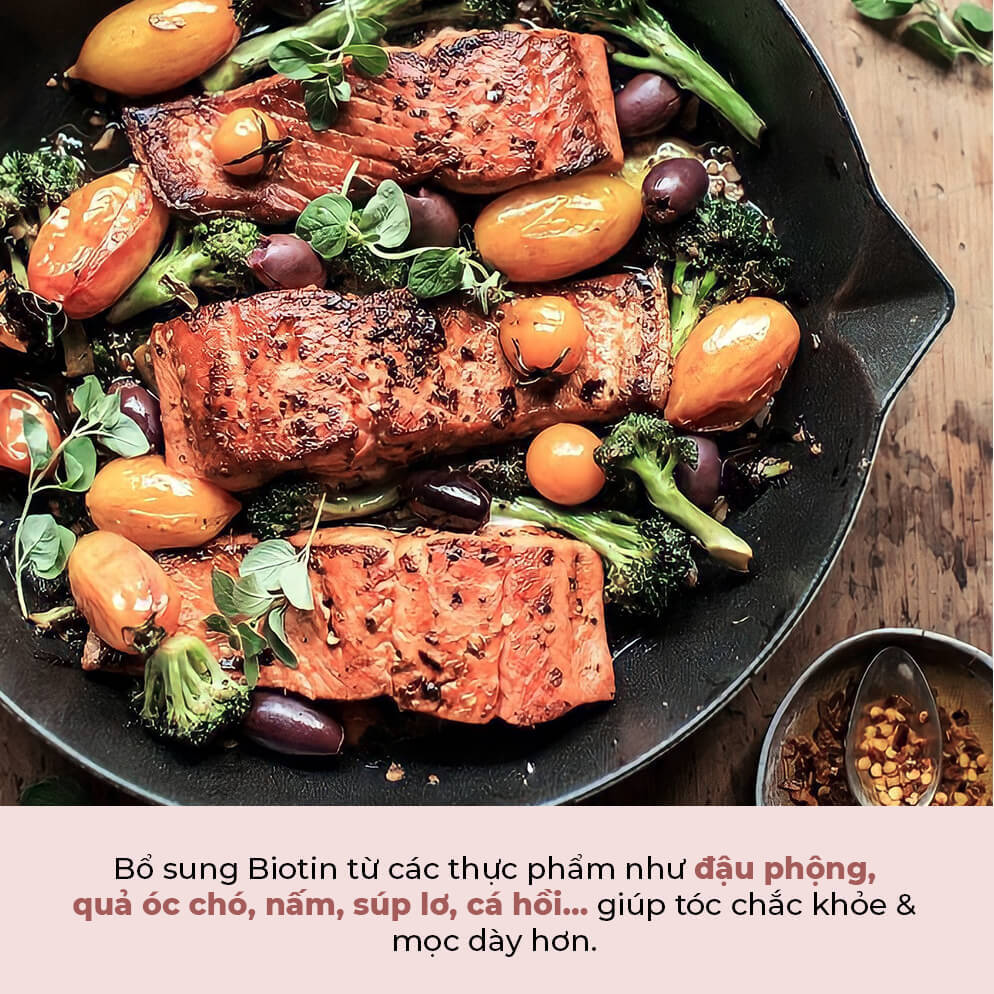 Bổ sung Biotin từ các thực phẩm như dâu phọng, quả óc chó, nấm, súp lờ, cá hồi... giúp tóc chắc khỏe & mọc dày hơn. Khắc phục rụng tóc sau sinh với mẹo đơn giản, an toàn cho mẹ và bé.