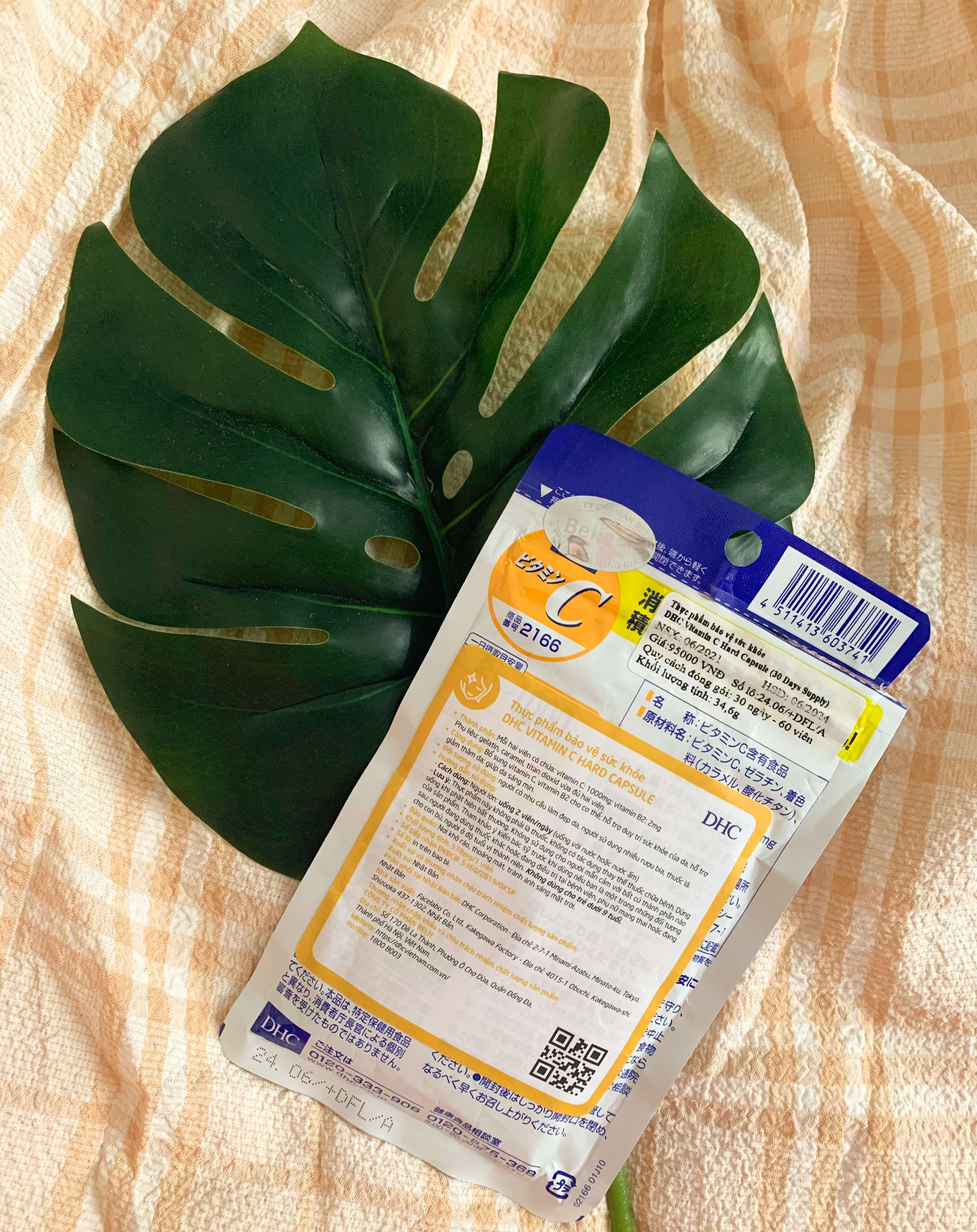 Cô nàng chia sẻ trải nghiệm về viên uống bổ sung Vitamin C DHC, sản phẩm giúp làm đẹp từ bên trong, đáng chú ý cho những ai quan tâm đến review mỹ phẩm và sức khỏe làn da.