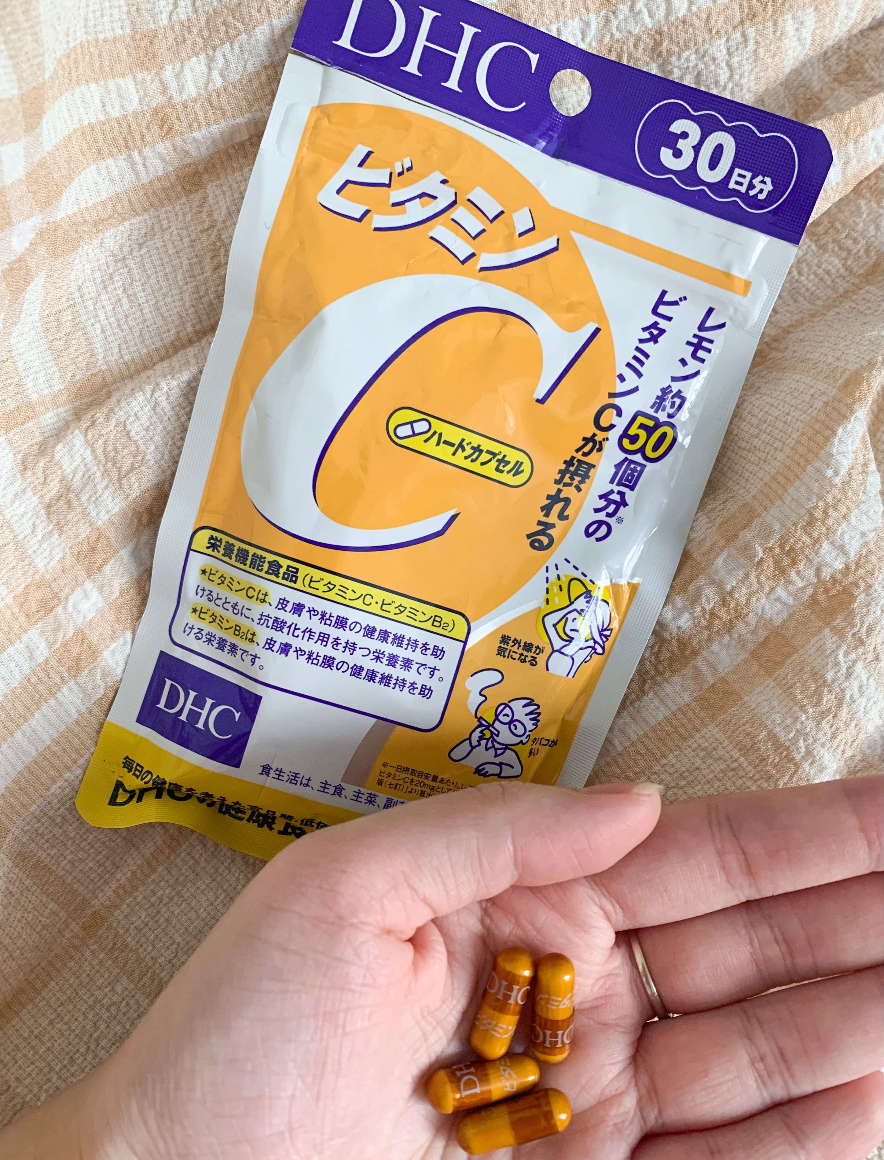Viên uống bổ sung Vitamin C DHC, nhấn mạnh đến việc chăm sóc da từ bên trong, phù hợp cho những ai quan tâm đến review mỹ phẩm và lợi ích của Vitamin C trong làm đẹp. Tìm hiểu kết quả sau 2 tuần sử dụng.