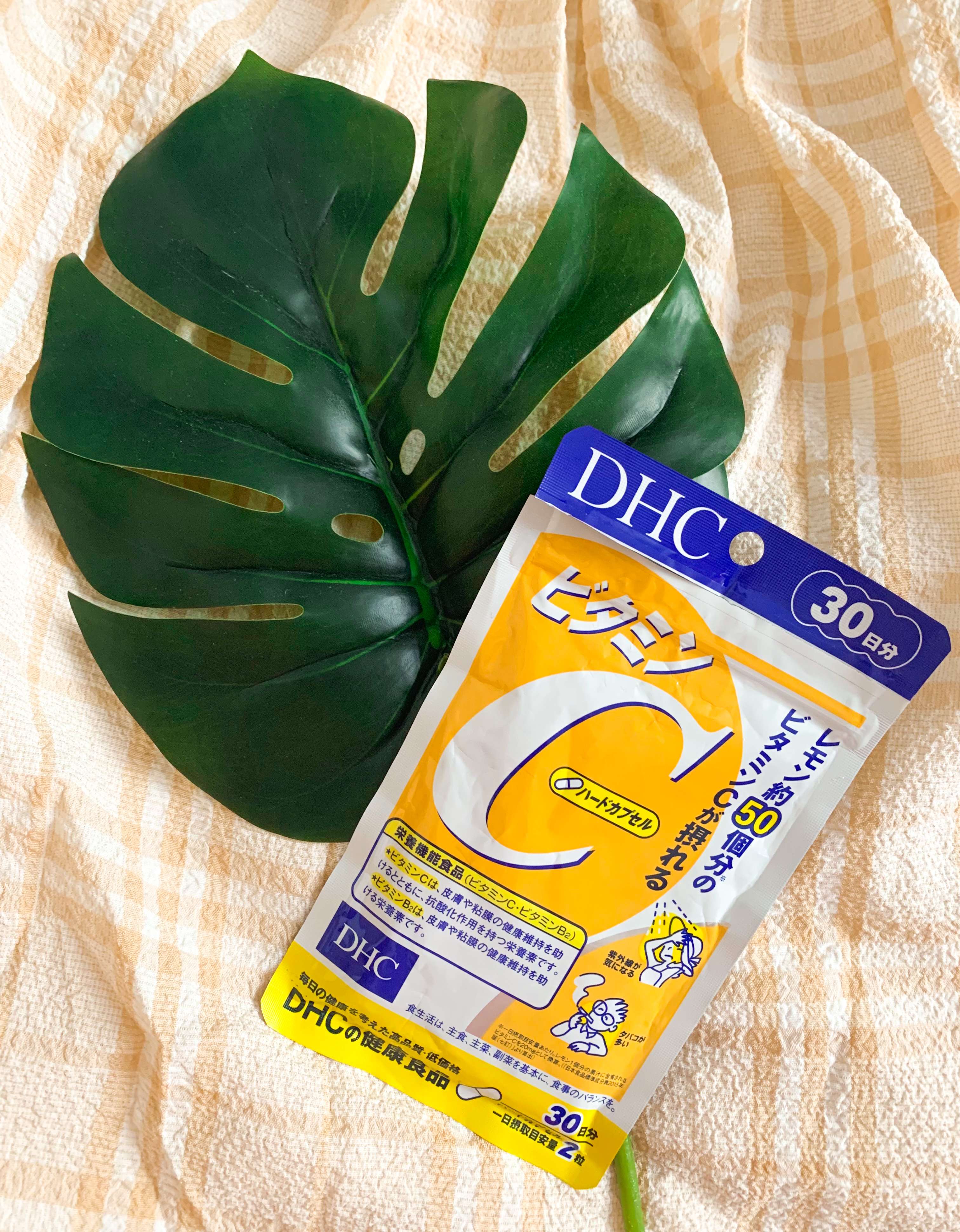 Viên uống bổ sung Vitamin C DHC với bao bì nổi bật, cung cấp 50 viên cho 30 ngày sử dụng. Bài viết chia sẻ review mỹ phẩm về hiệu quả của Vitamin C trong việc làm đẹp từ bên trong.