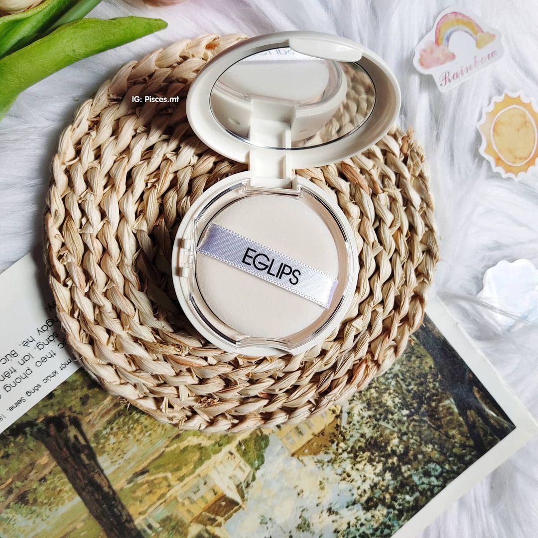 Phấn phủ Eglips Oil Cut Powder Pact giúp kiểm soát dầu hiệu quả, duy trì làn da khô ráo cho nàng da dầu. Bài viết chia sẻ review mỹ phẩm, phấn phủ kiềm dầu, và đánh giá phấn phủ Eglips có tốt không.