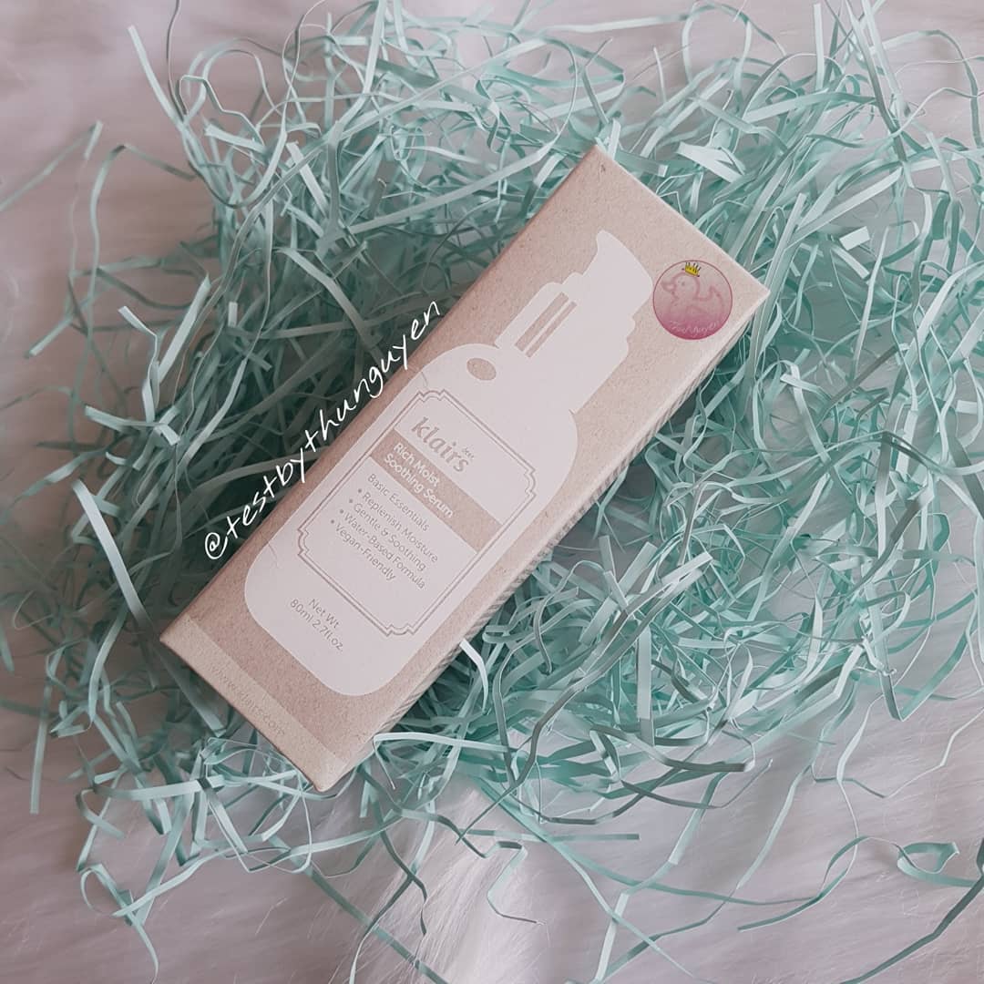 Cô nàng da hỗn hợp Thư review serum Dear Klairs Rich Moist Soothing Serum, giải pháp dưỡng ẩm lý tưởng cho mùa nắng nóng. Tìm hiểu về sản phẩm và cái kết bất ngờ trong bài viết này!