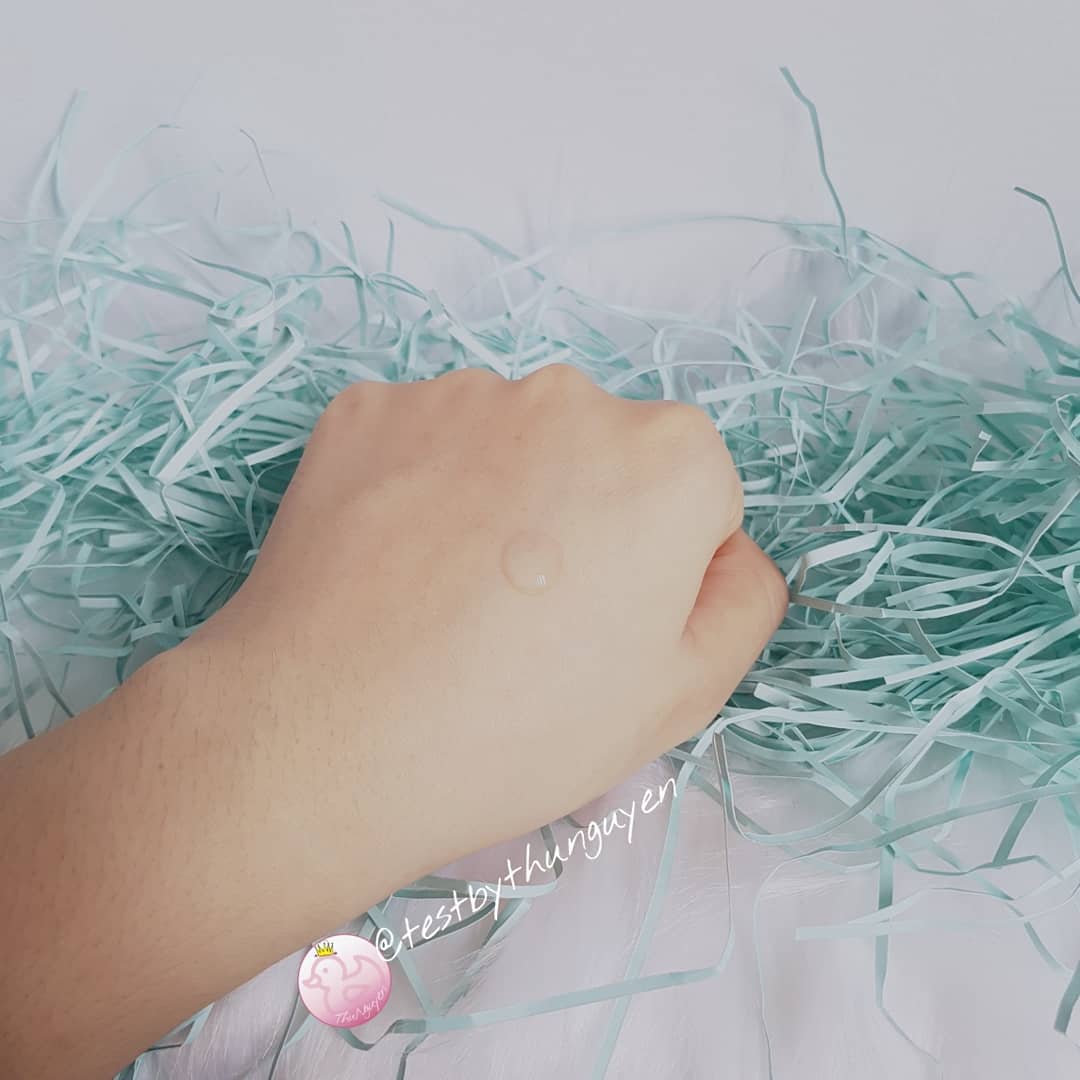 Bài review mỹ phẩm giới thiệu về serum cấp ẩm Dear Klairs Rich Moist Soothing Serum, minh họa cảm nhận khi sản phẩm được thử trên da tay, lý tưởng cho làn da hỗn hợp trong mùa nắng nóng.