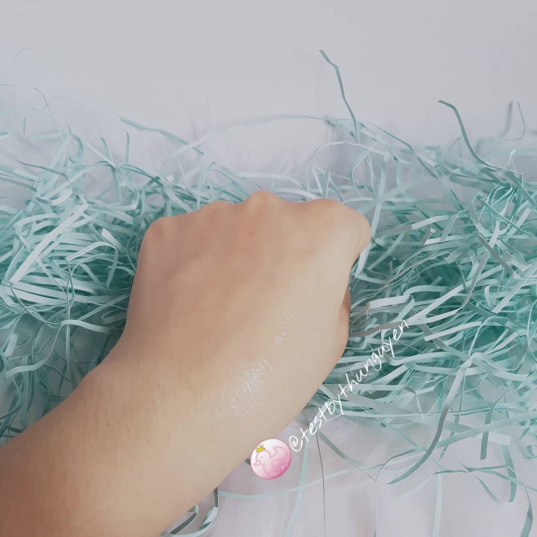 Bài review mỹ phẩm về serum Dear Klairs Rich Moist Soothing Serum, phù hợp với làn da hỗn hợp, giúp cấp ẩm hiệu quả cho da trong thời tiết nắng nóng. Cùng theo dõi trải nghiệm thực tế sau khi sử dụng sản phẩm này.