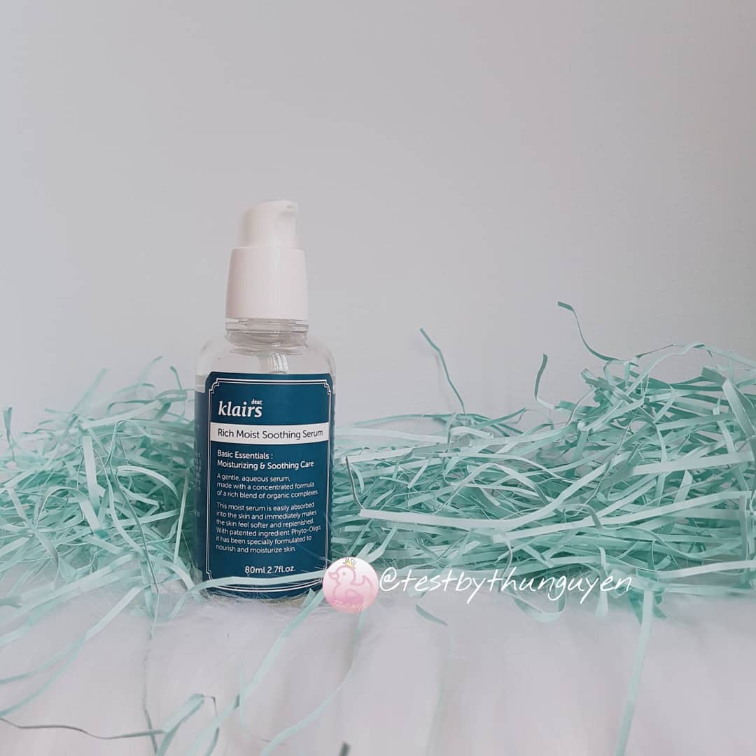 Cô nàng da hỗn hợp thử nghiệm serum Dear Klairs Rich Moist Soothing Serum trong bài review mỹ phẩm. Tìm hiểu cách serum cấp ẩm hiệu quả cho da khô trong mùa nắng nóng, chờ đón kết quả bất ngờ nhé!