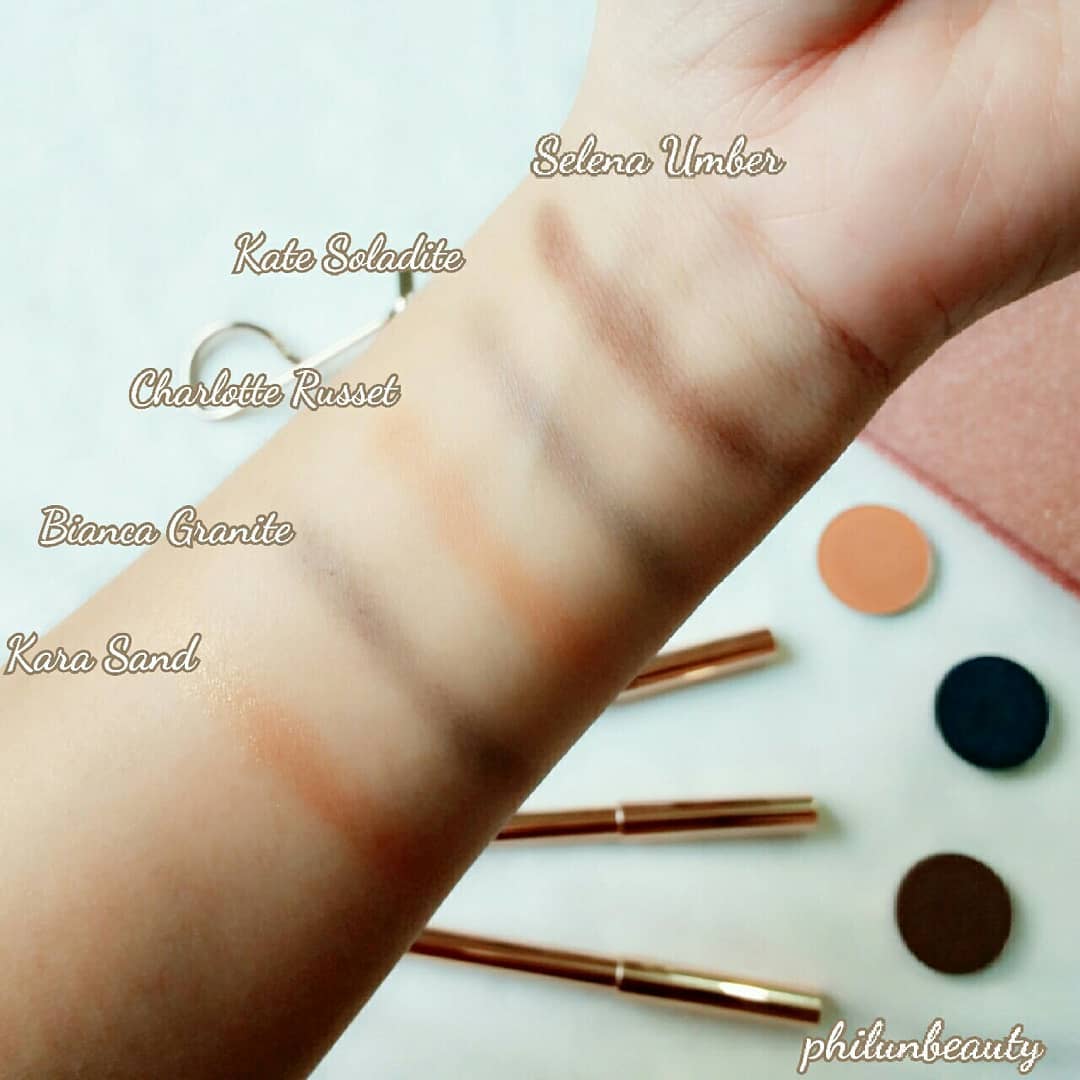 Bảng phấn mắt của sản phẩm trang điểm Lustre gồm các màu Kate Solaldite, Charlotte Russet, Bianca Granite, Kara Sand và Selena Umber. Hình ảnh mô tả swatch phấn mắt với thiết kế sang trọng, chất lượng cao, phù hợp cho những ai tìm kiếm review mỹ phẩm chất lượng.